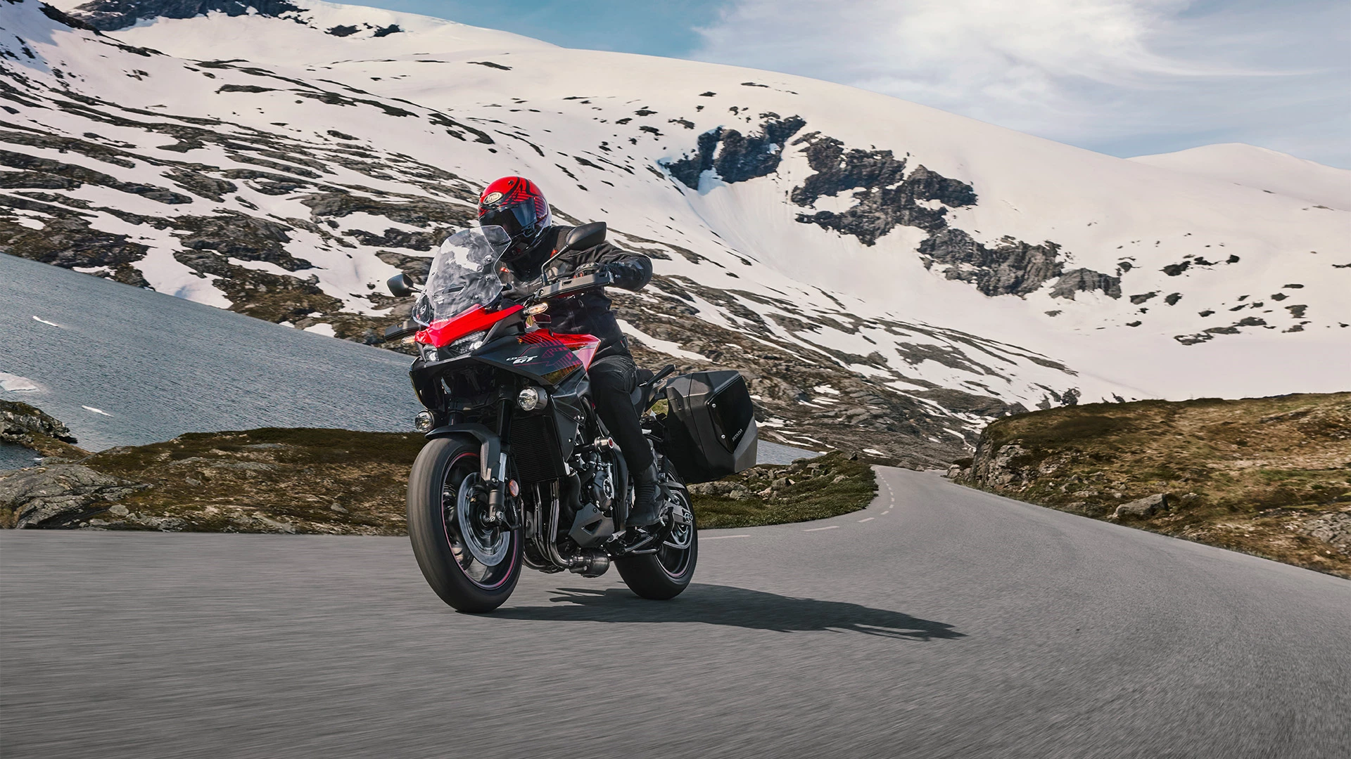 26YM CB1000GT LOCATION GRAND PRIX RED ACTION 01 0569