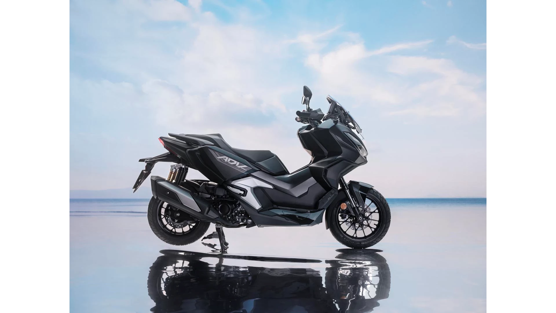 25YM ADV350 SE Location MAT COAL BLACK METALLIC 04