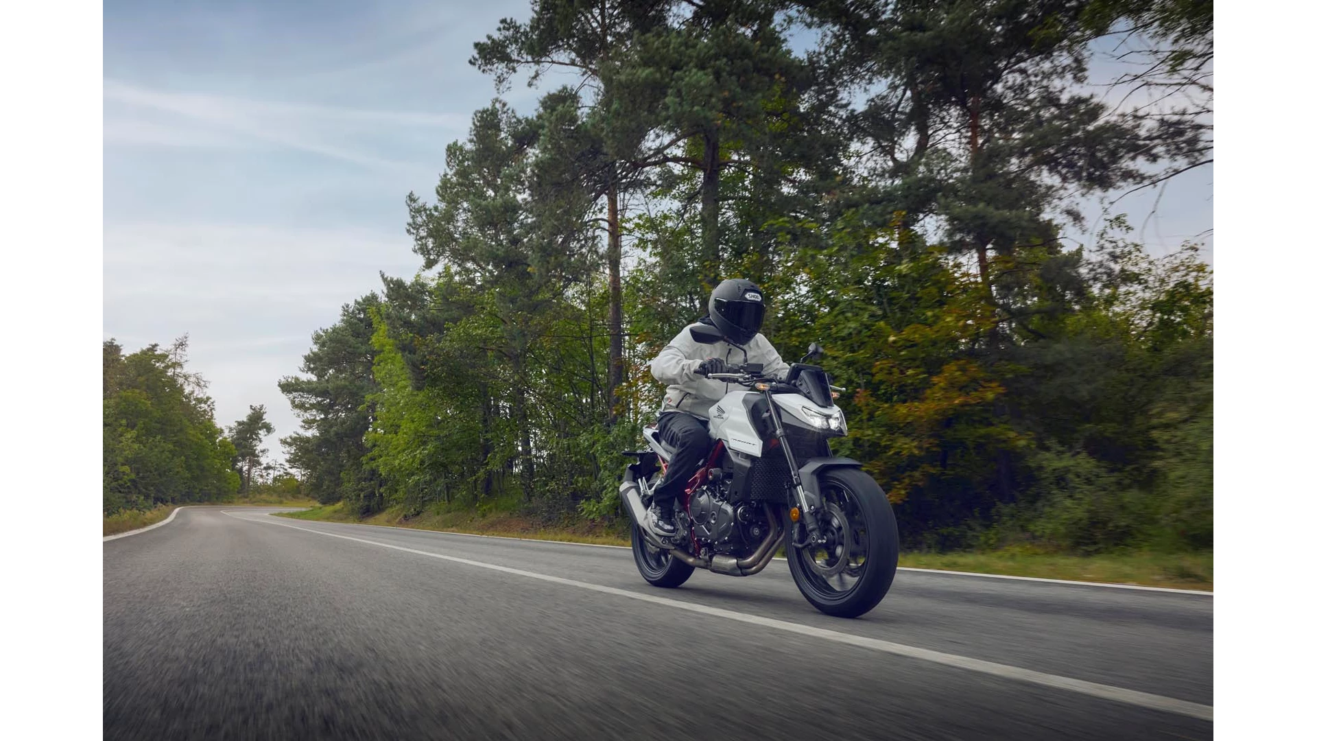 25YM CB750 Hornet Pearl Glare White Location Action 0113