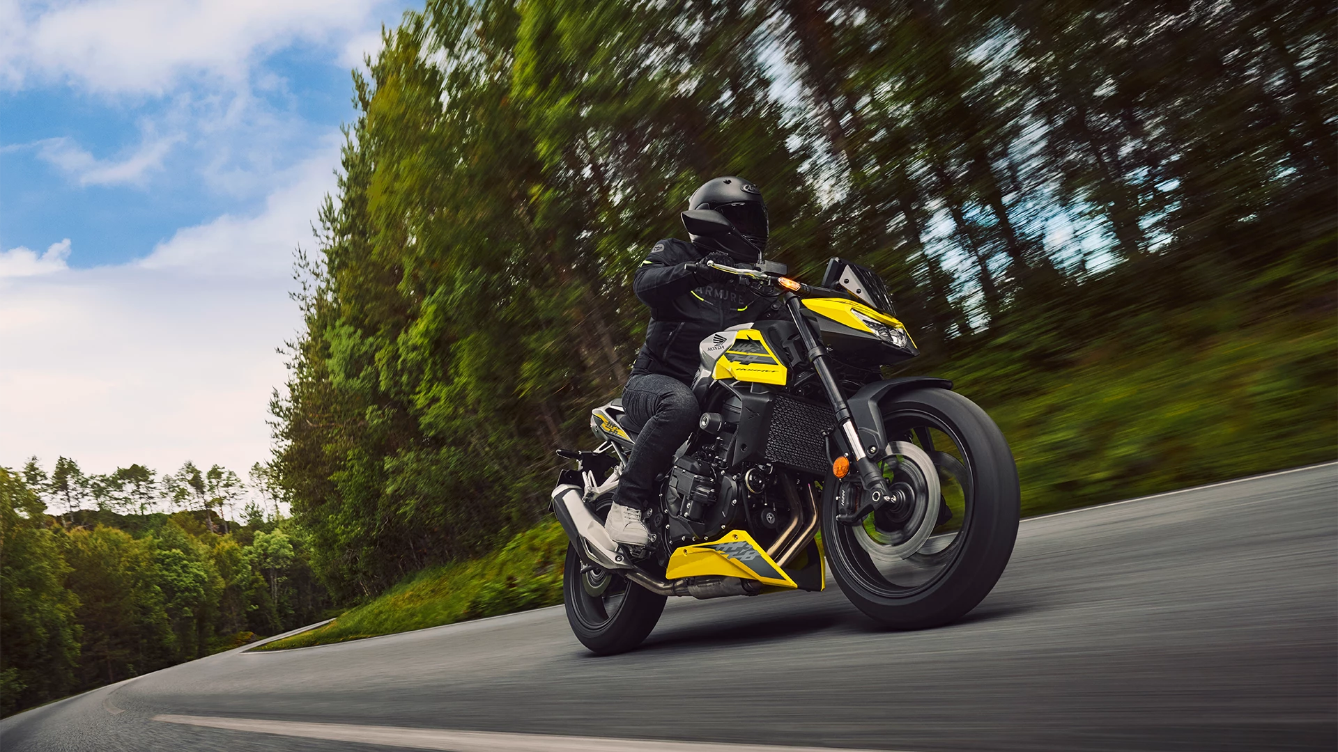 26YM CB750 Hornet Location Action 02 0233