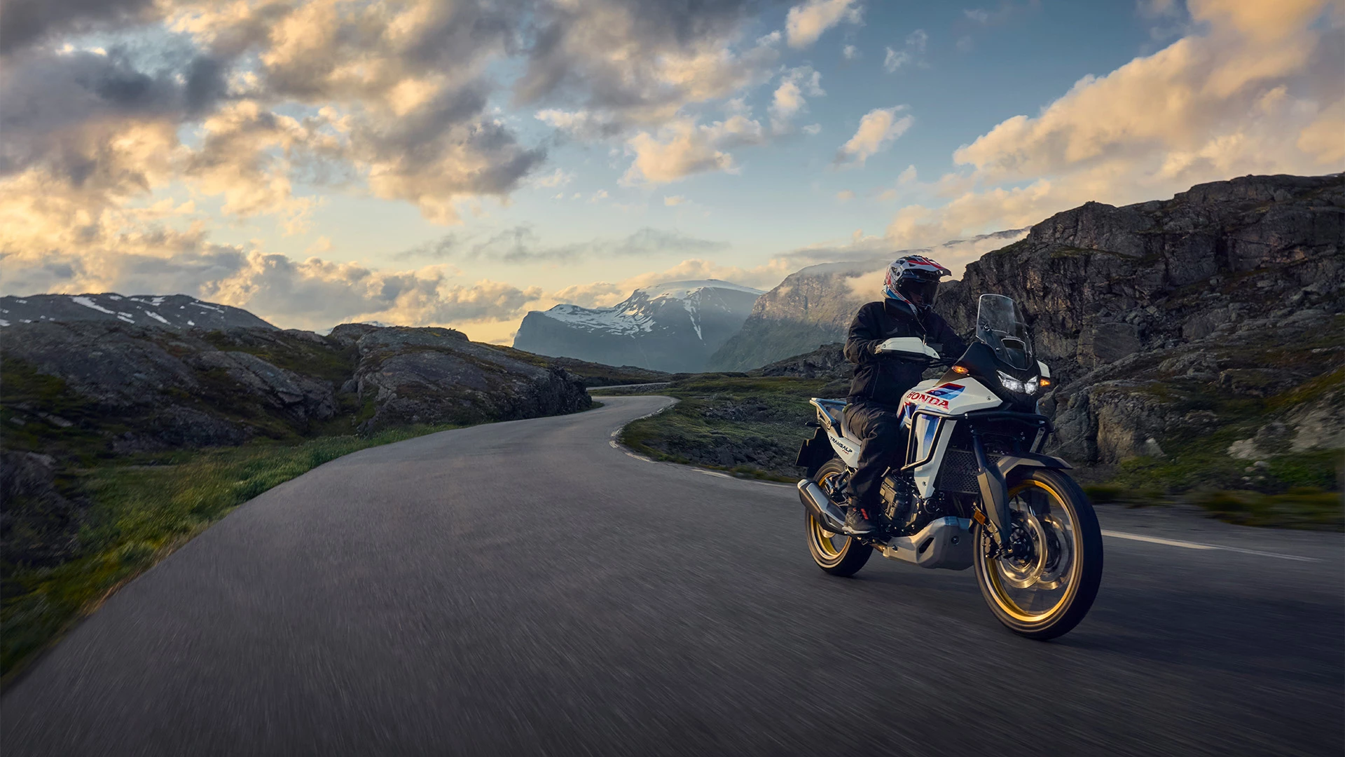 26YM XL750 Transalp Location Action 04 1279