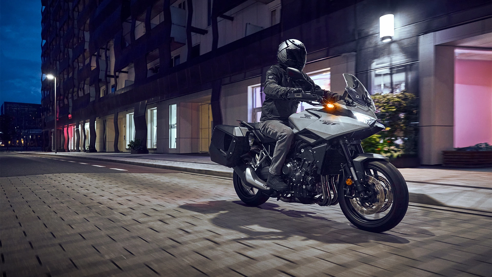 26YM CB1000GT LOCATION PEARL DEEP MUD GRAY ACTION 01 0284