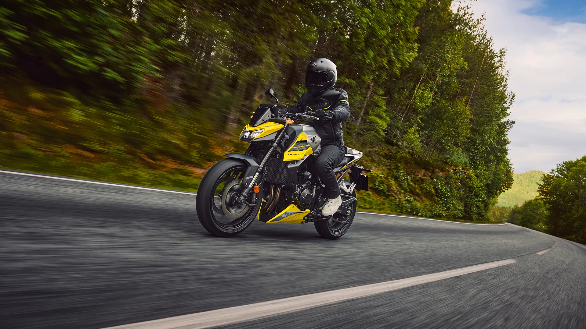 26YM CB750 Hornet Location Action 01 0267