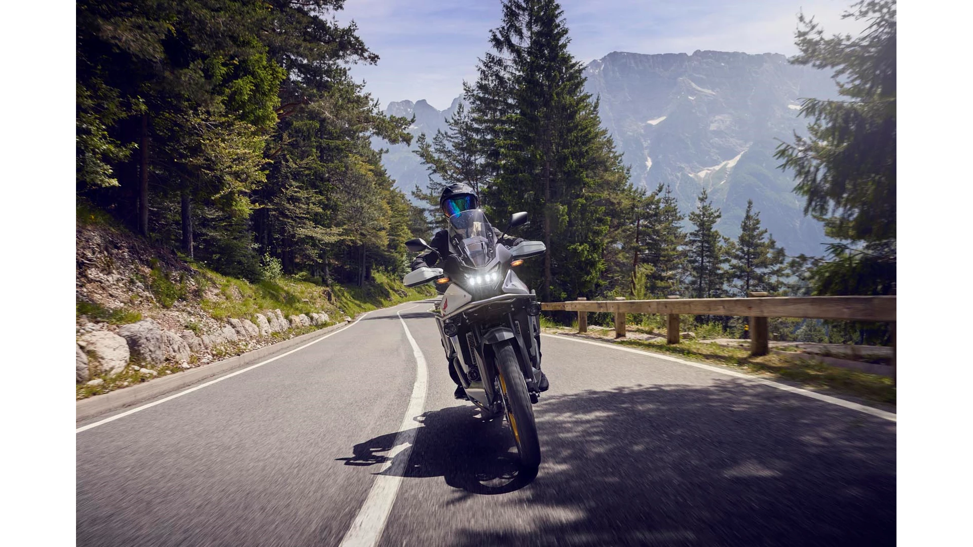 25YM Transalp White Location Action 03 0229