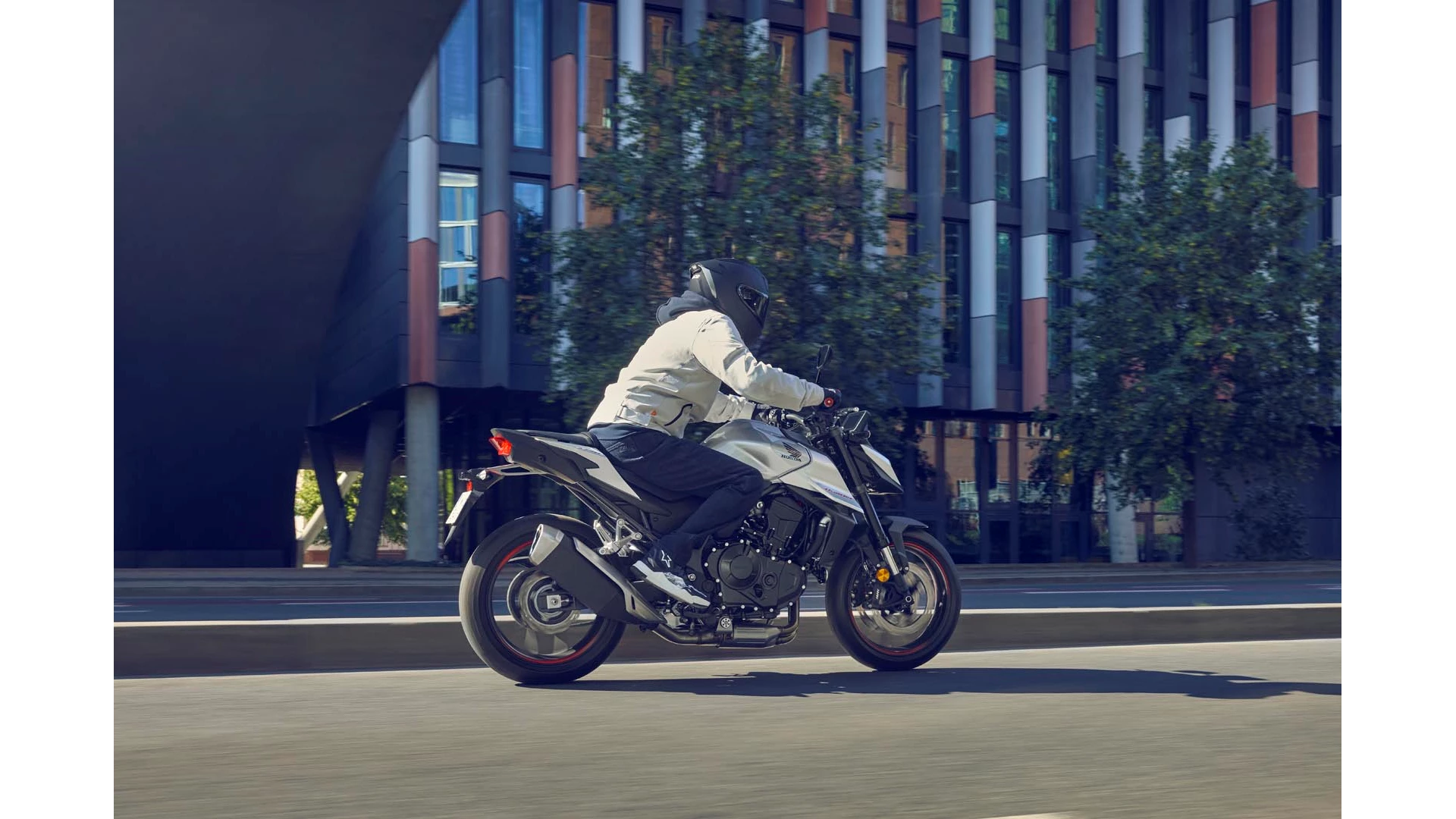 25YM CB750 Hornet Digital Silver Location Action 0566