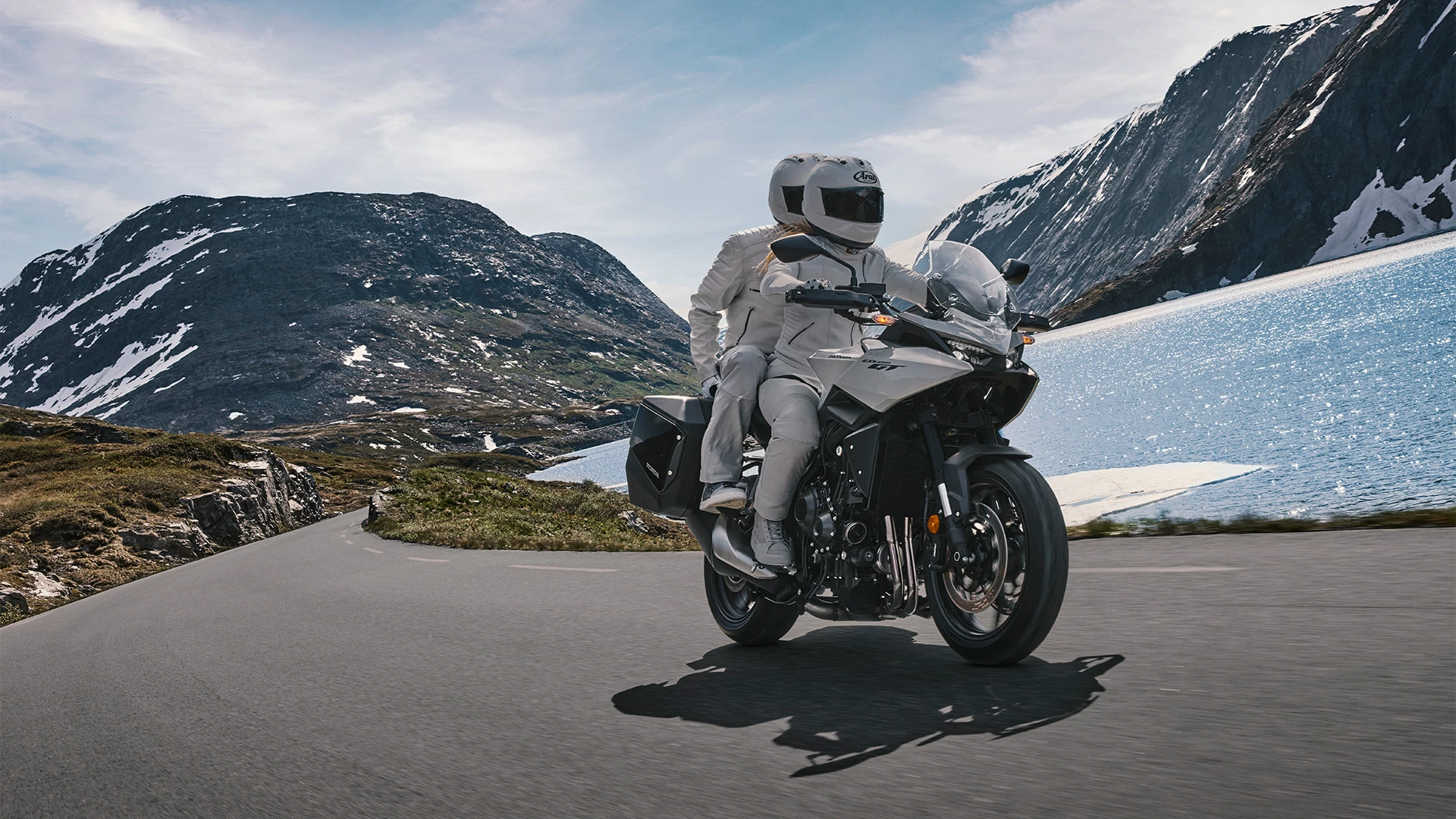 26YM CB1000GT LOCATION PEARL DEEP MUD GRAY ACTION 06 0073