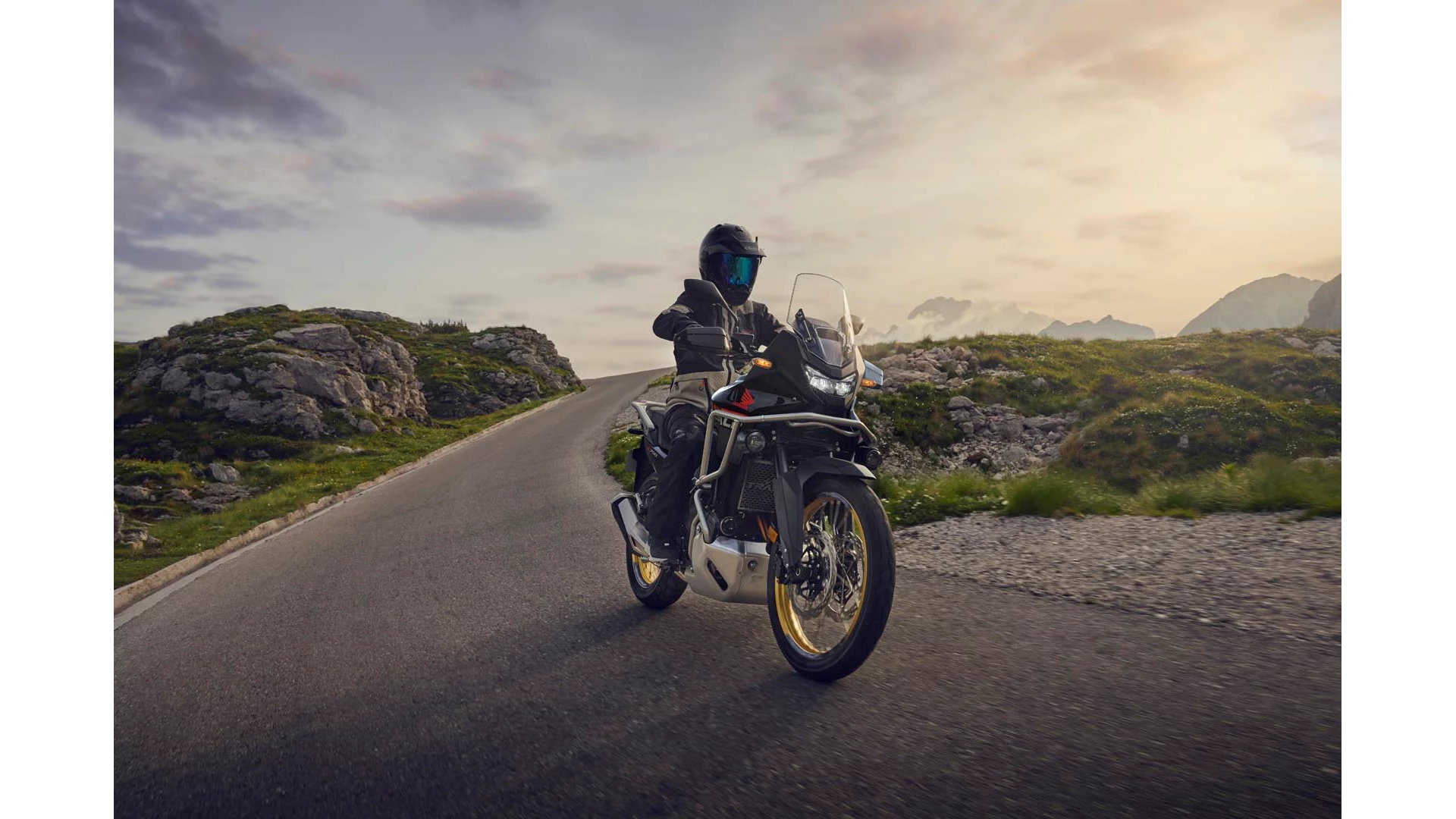 25YM Transalp Black Location Action 04 0419