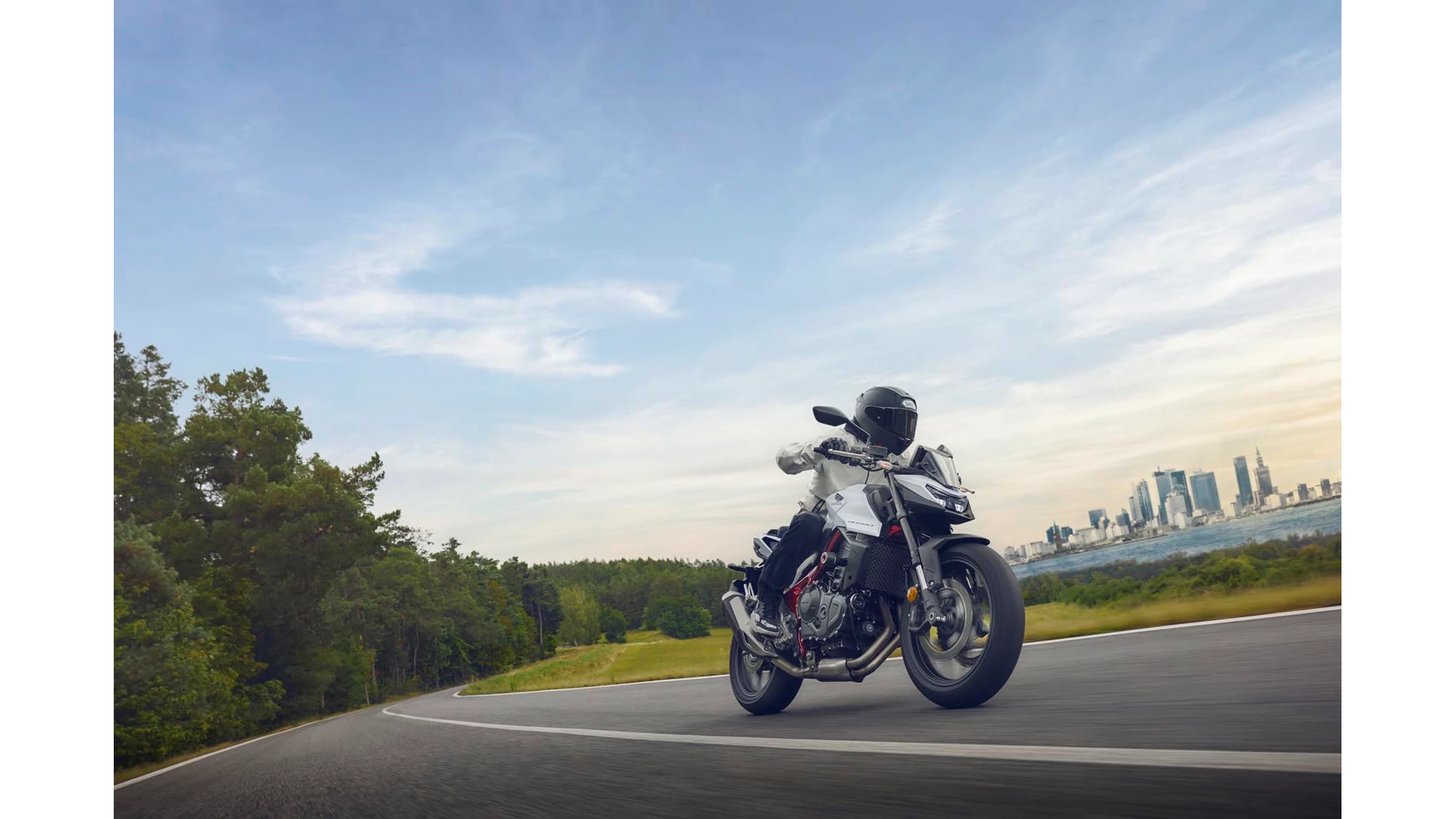 25YM CB750 Hornet Pearl Glare White Action 0127 KV