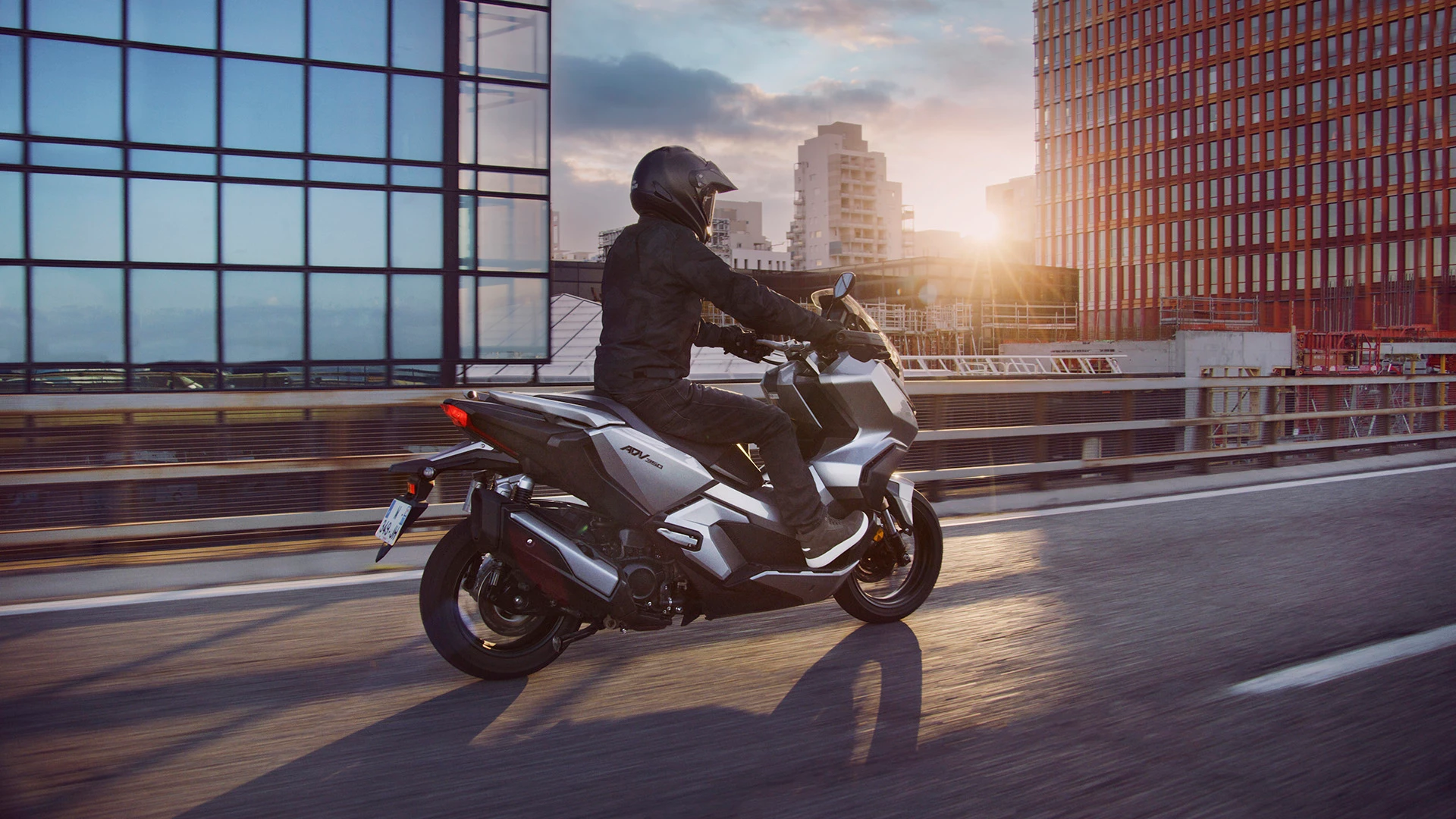 22YM ADV350 Location Action 2435