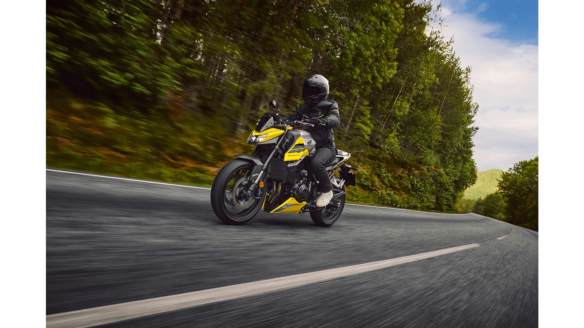 26YM CB750 Hornet Location Action 01 0267