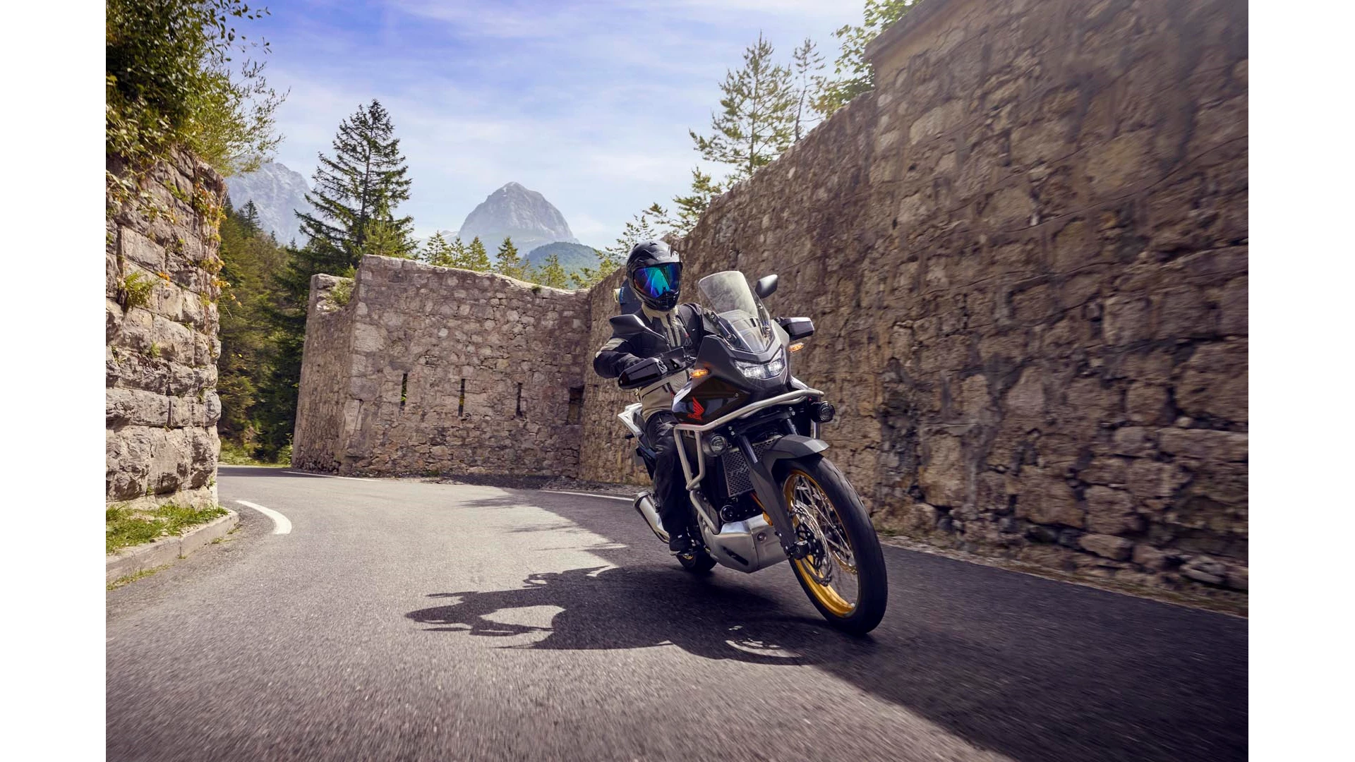 25YM Transalp Black Location Action 01 0458