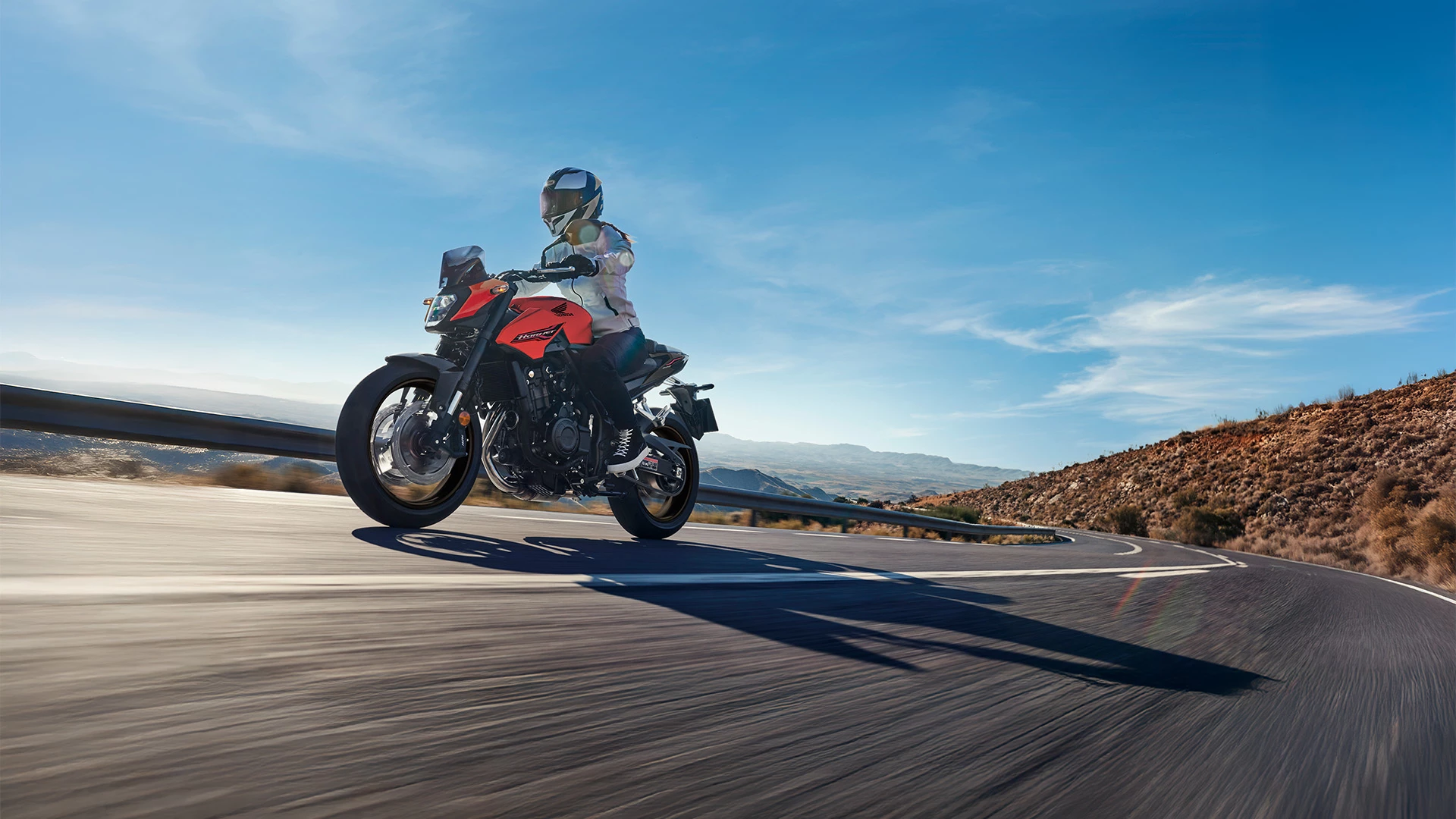 26YM CB500 Hornet Location Action 01 0541 Redigeret