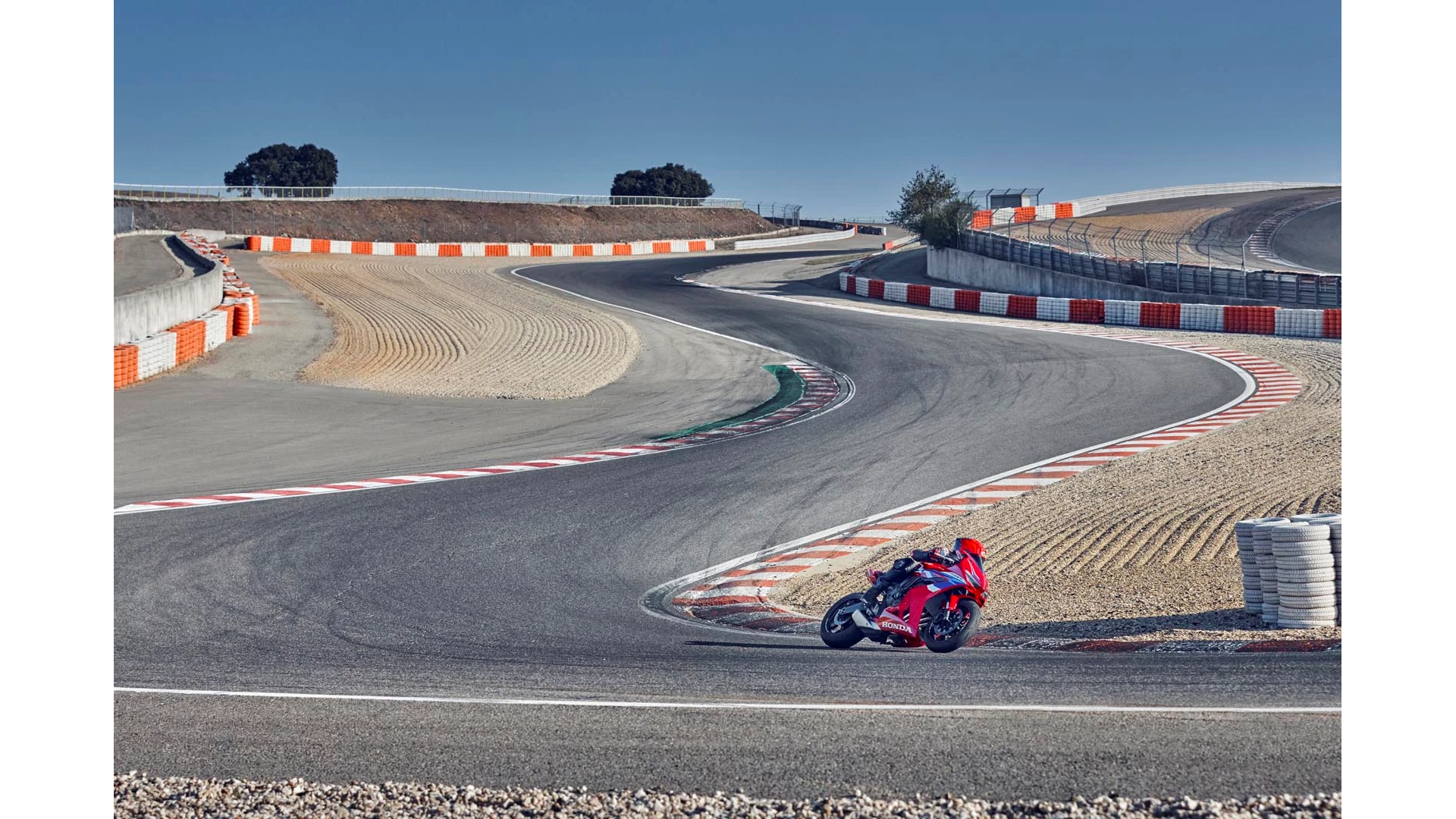 24YM CBR650R EC LOCATION Action 02 1599