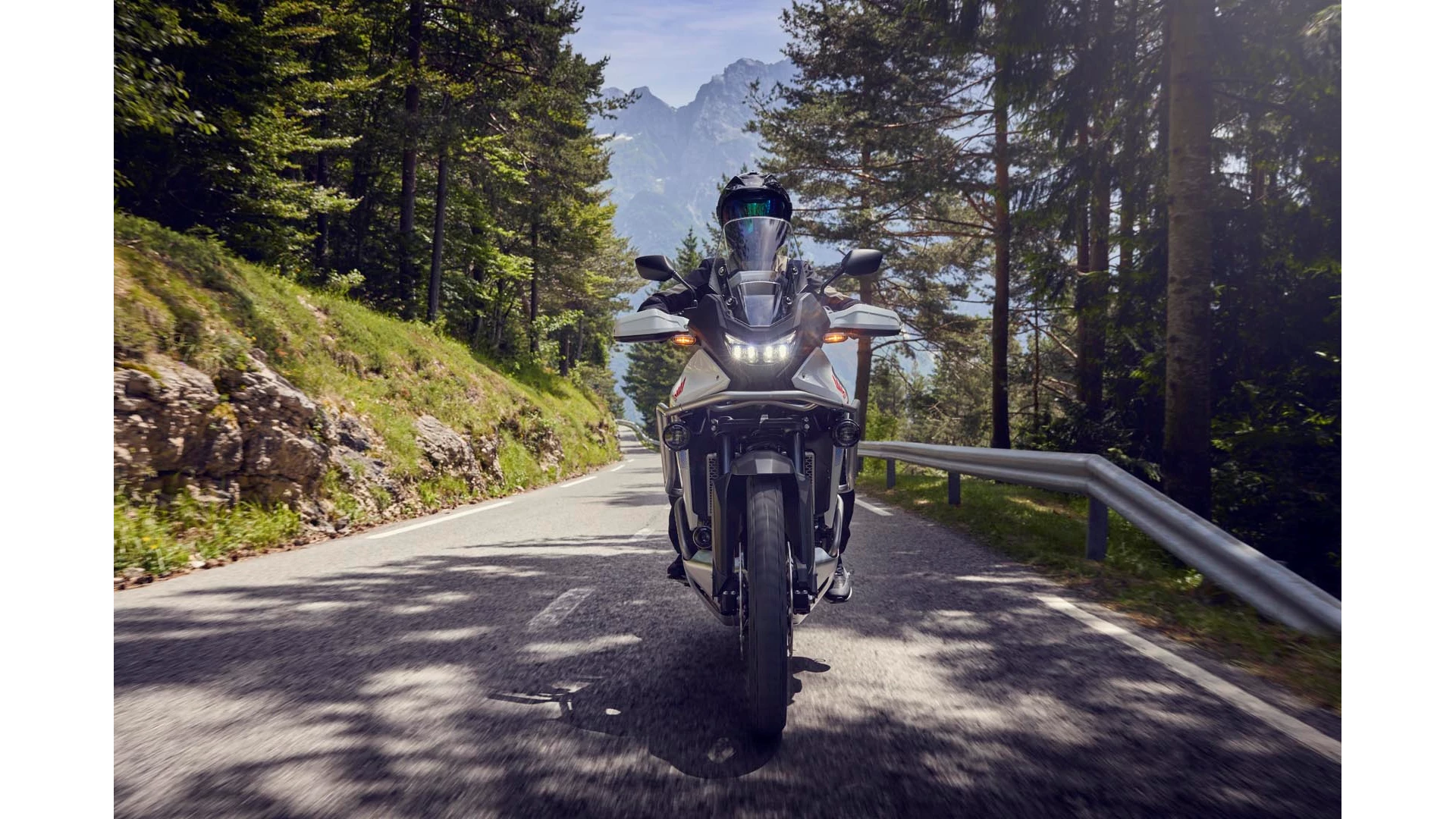 25YM Transalp White Location Action 03 0186