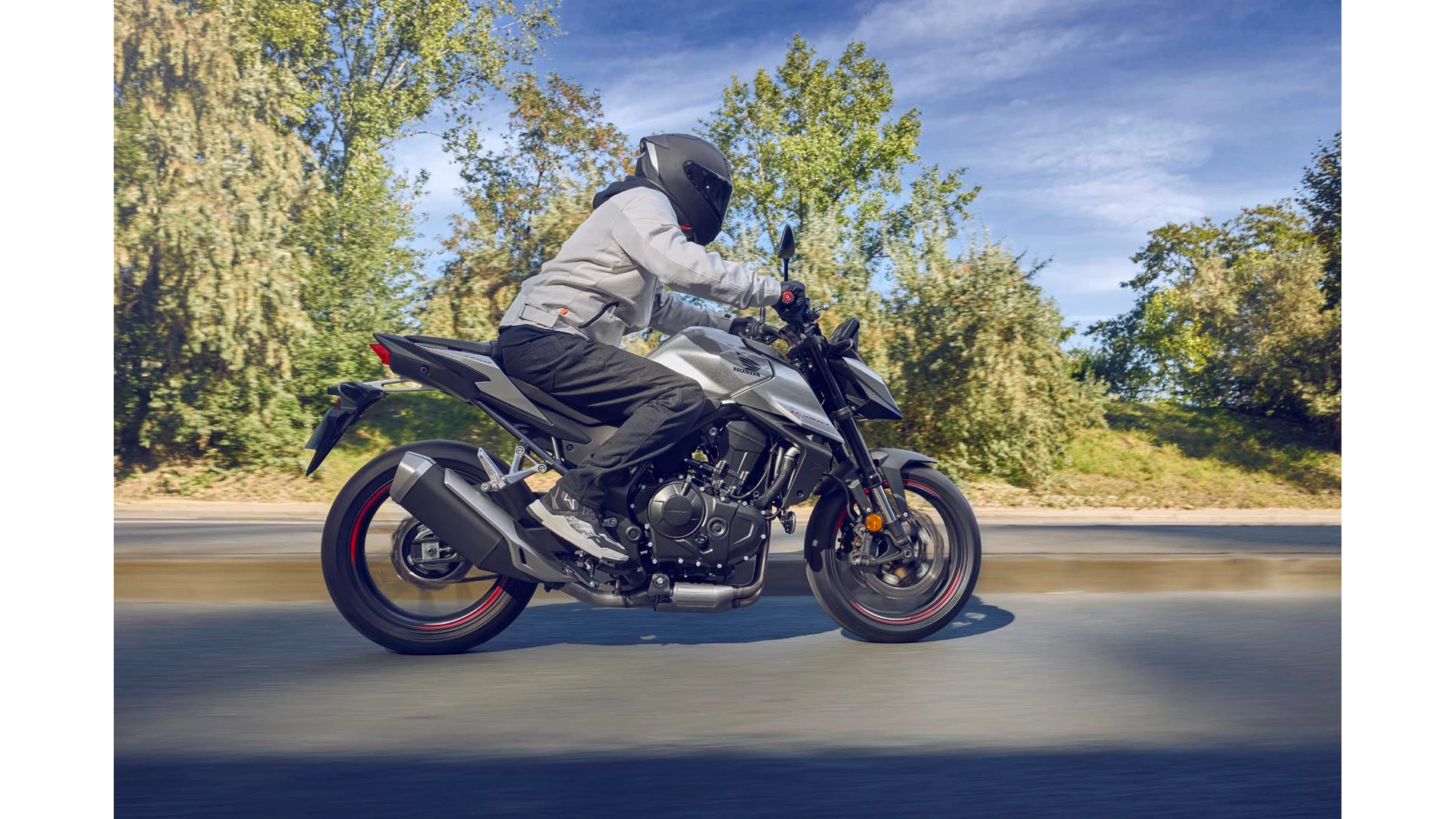 25YM CB750 Hornet Digital Silver Location Action 0365