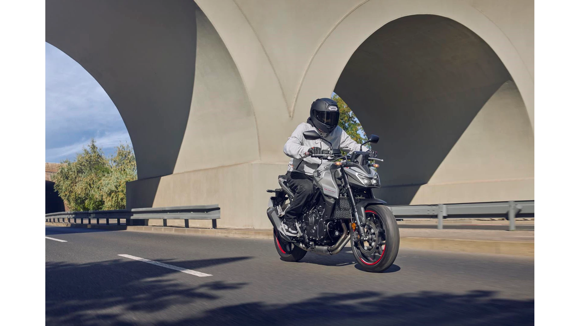 25YM CB750 Hornet Digital Silver Location Action 0043