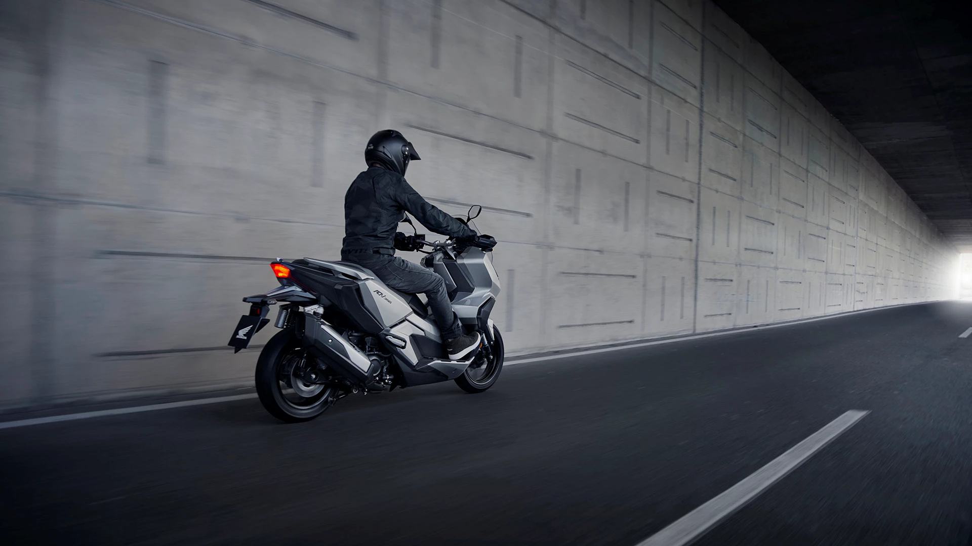 22YM ADV350 Location Action 0232