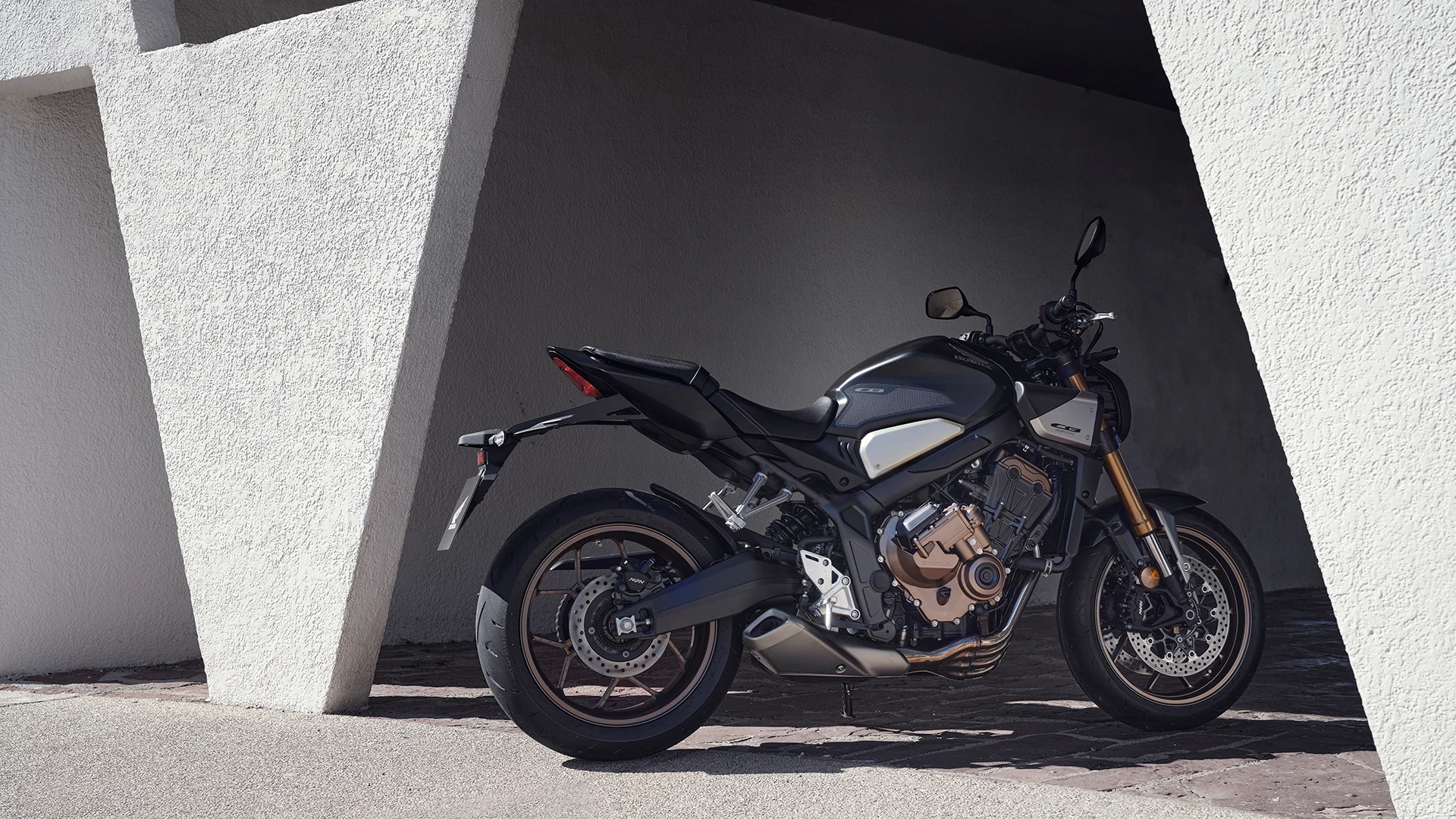 24YM CB650R EC LOCATION Static 01 0080