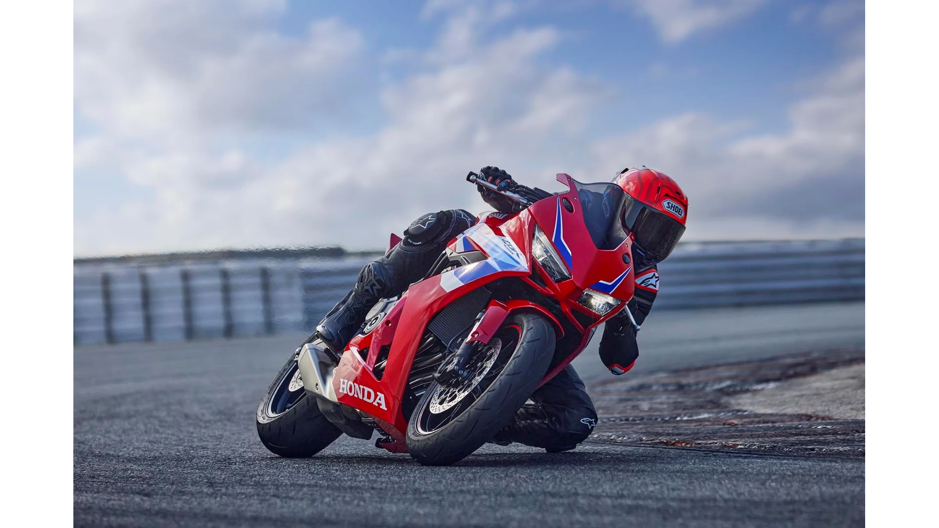 24YM CBR650R LOCATION Action 01 1550