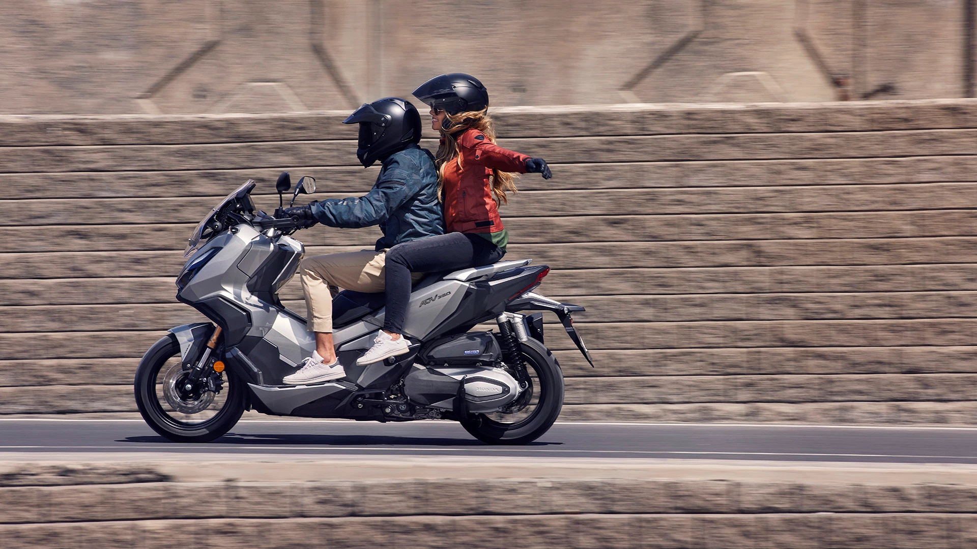 22YM ADV350 Location Action 1713