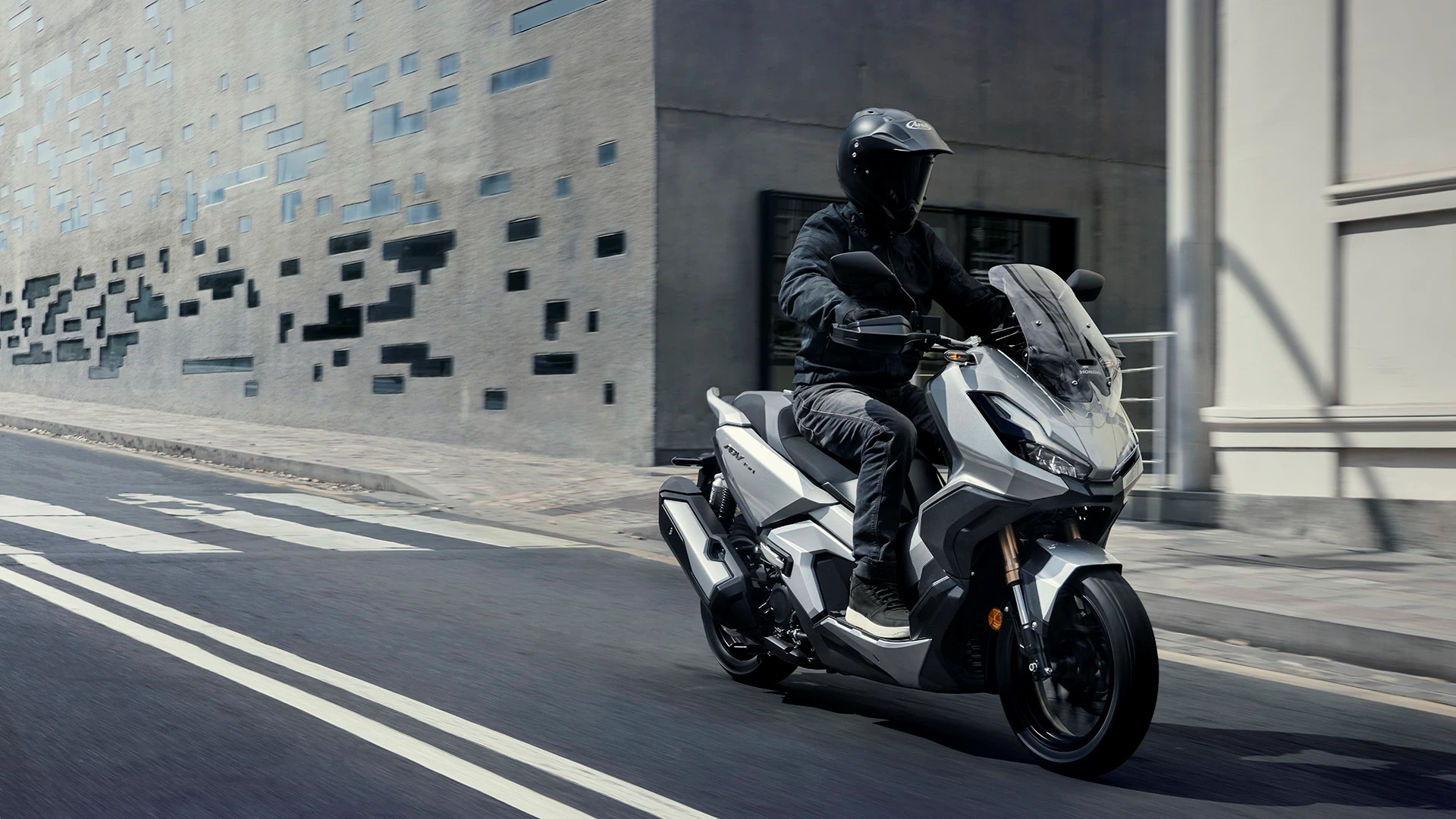 22YM ADV350 Location Action 0446