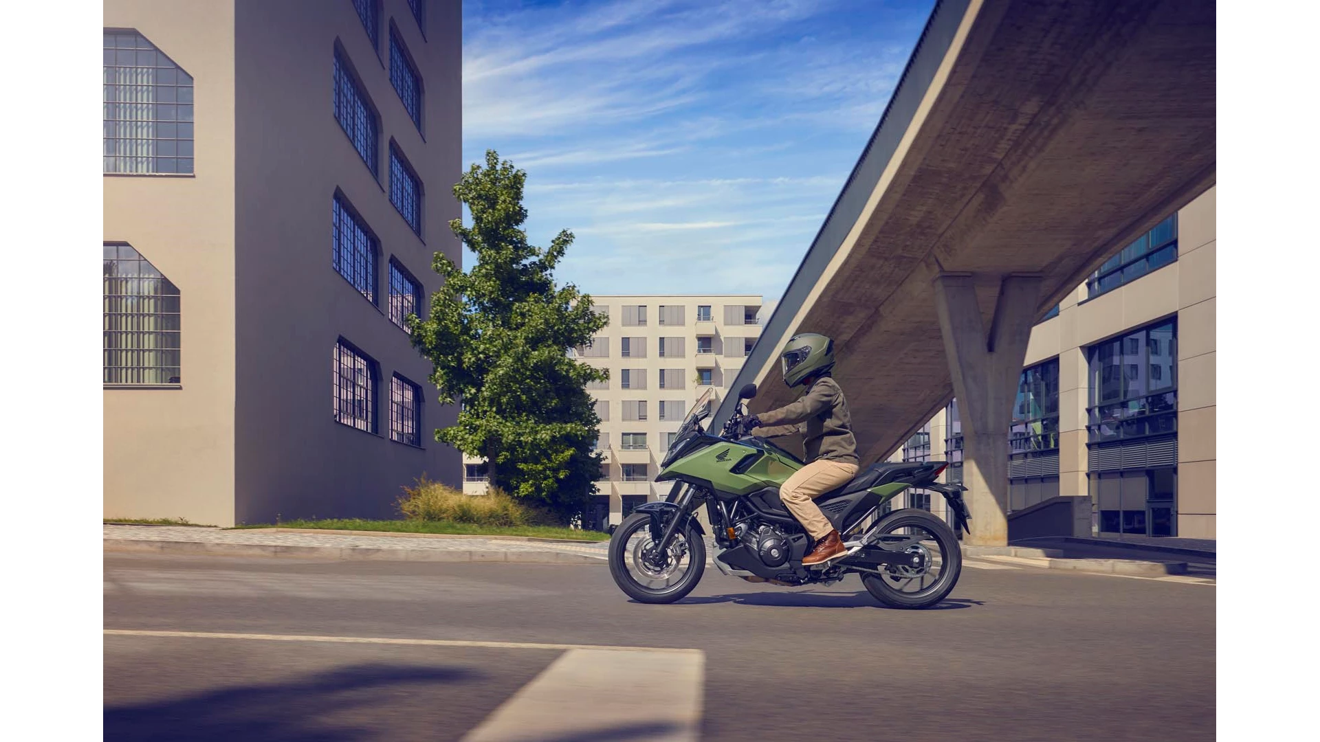 25YM NC750X Location Action 11