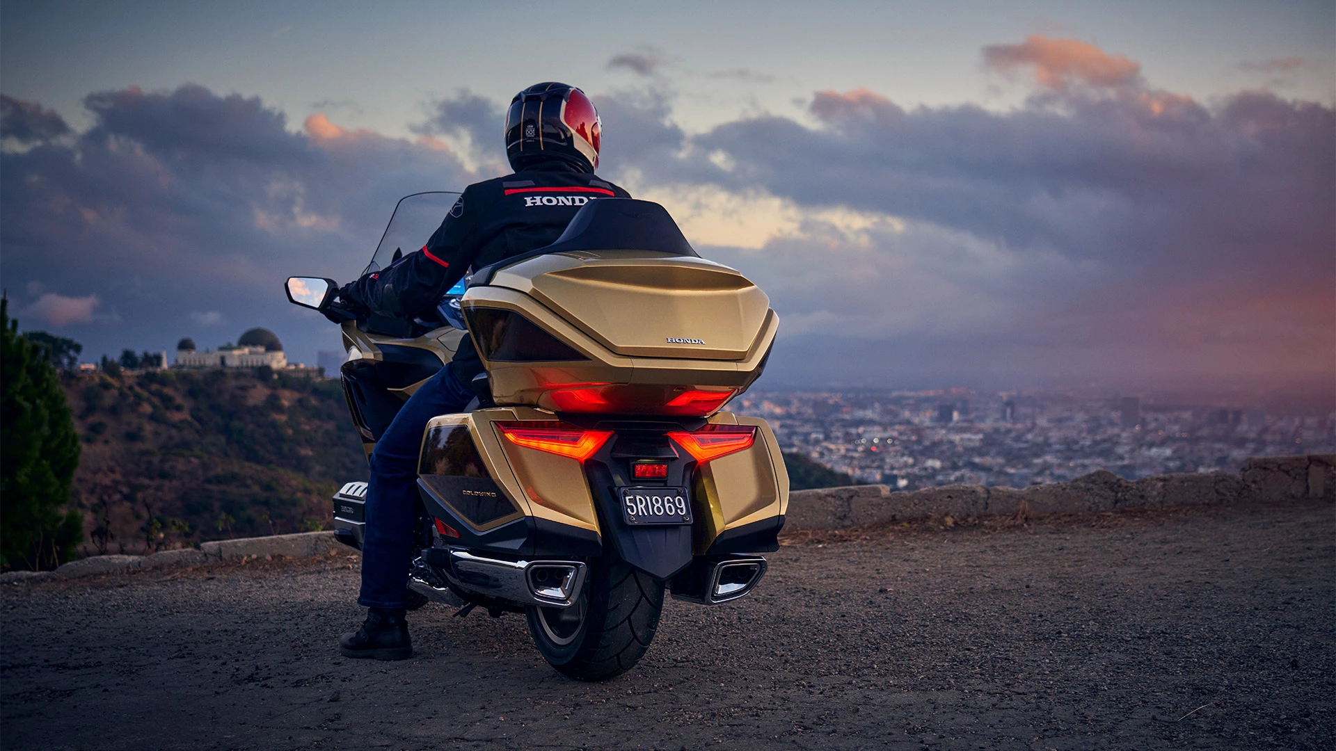 25YM GL1800 Gold Wing Tour Location Static 9525