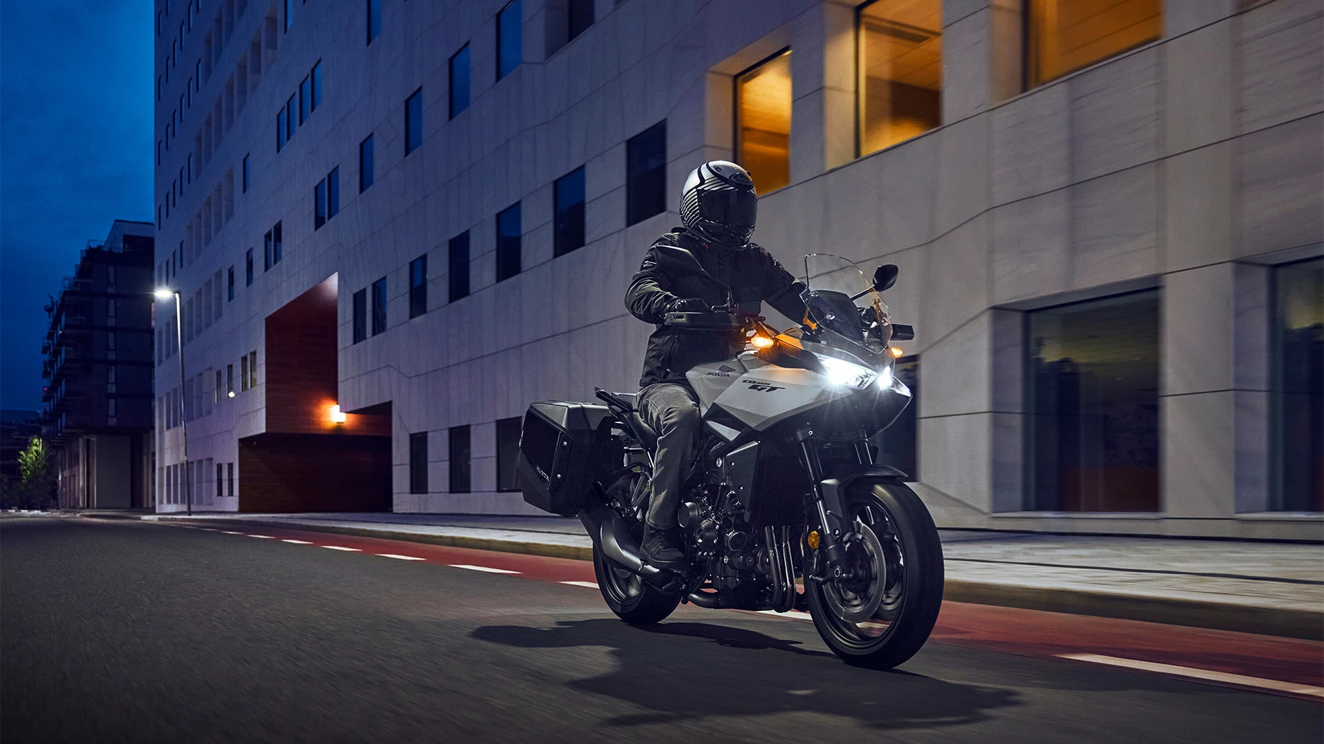 26YM CB1000GT LOCATION PEARL DEEP MUD GRAY ACTION 01 0046