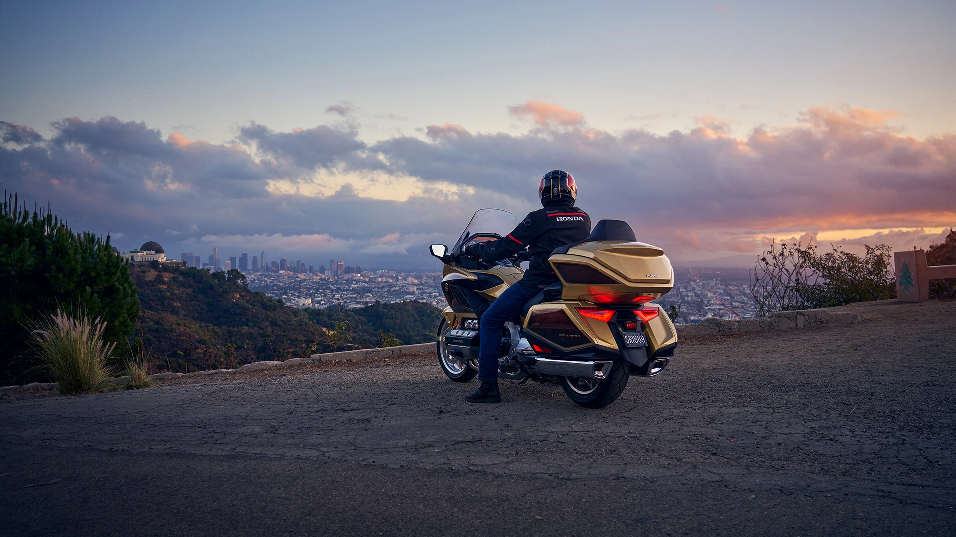 25YM GL1800 Gold Wing Tour Location Static 9531