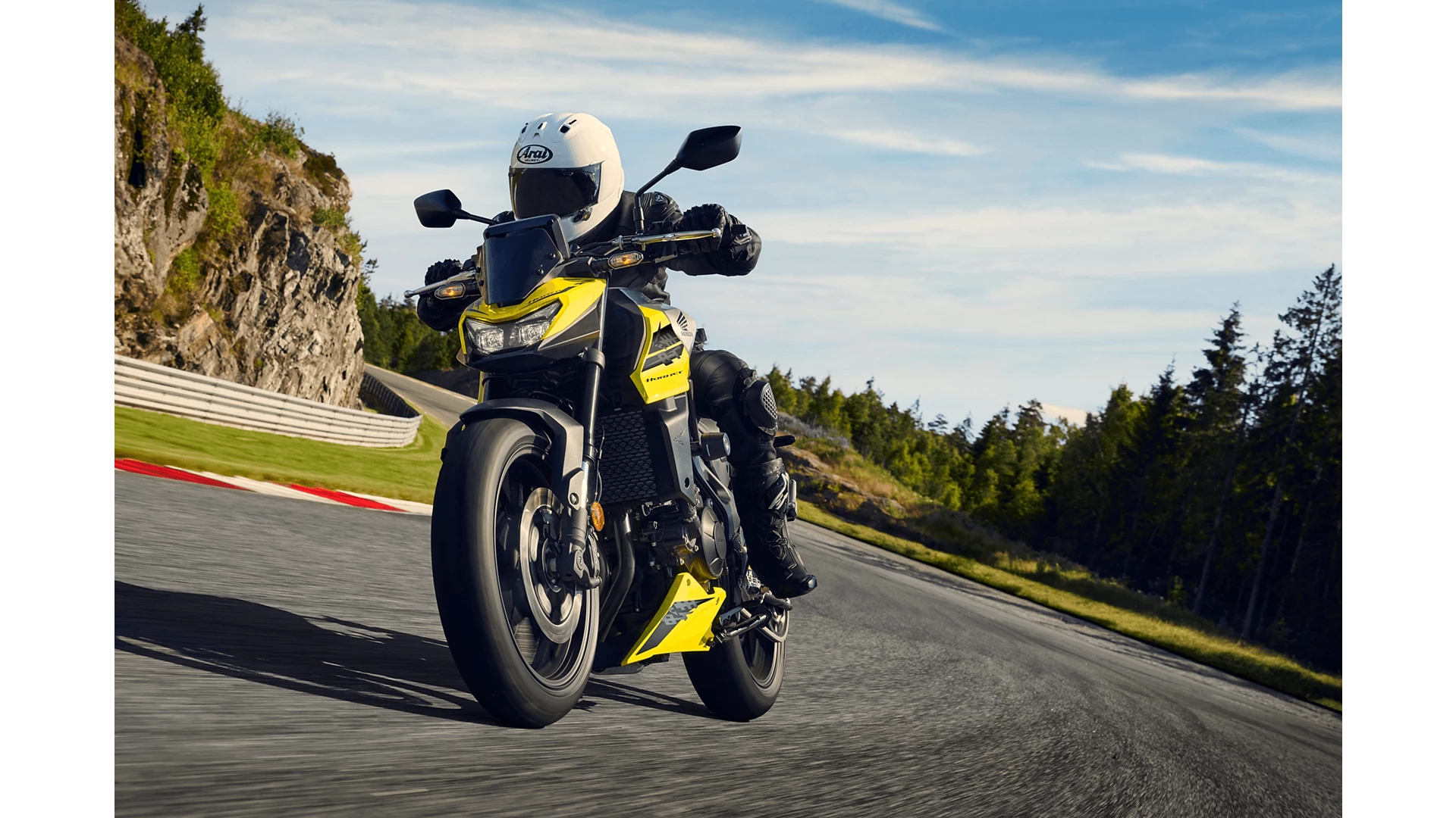 26YM CB750 Hornet Location Action 05 1353