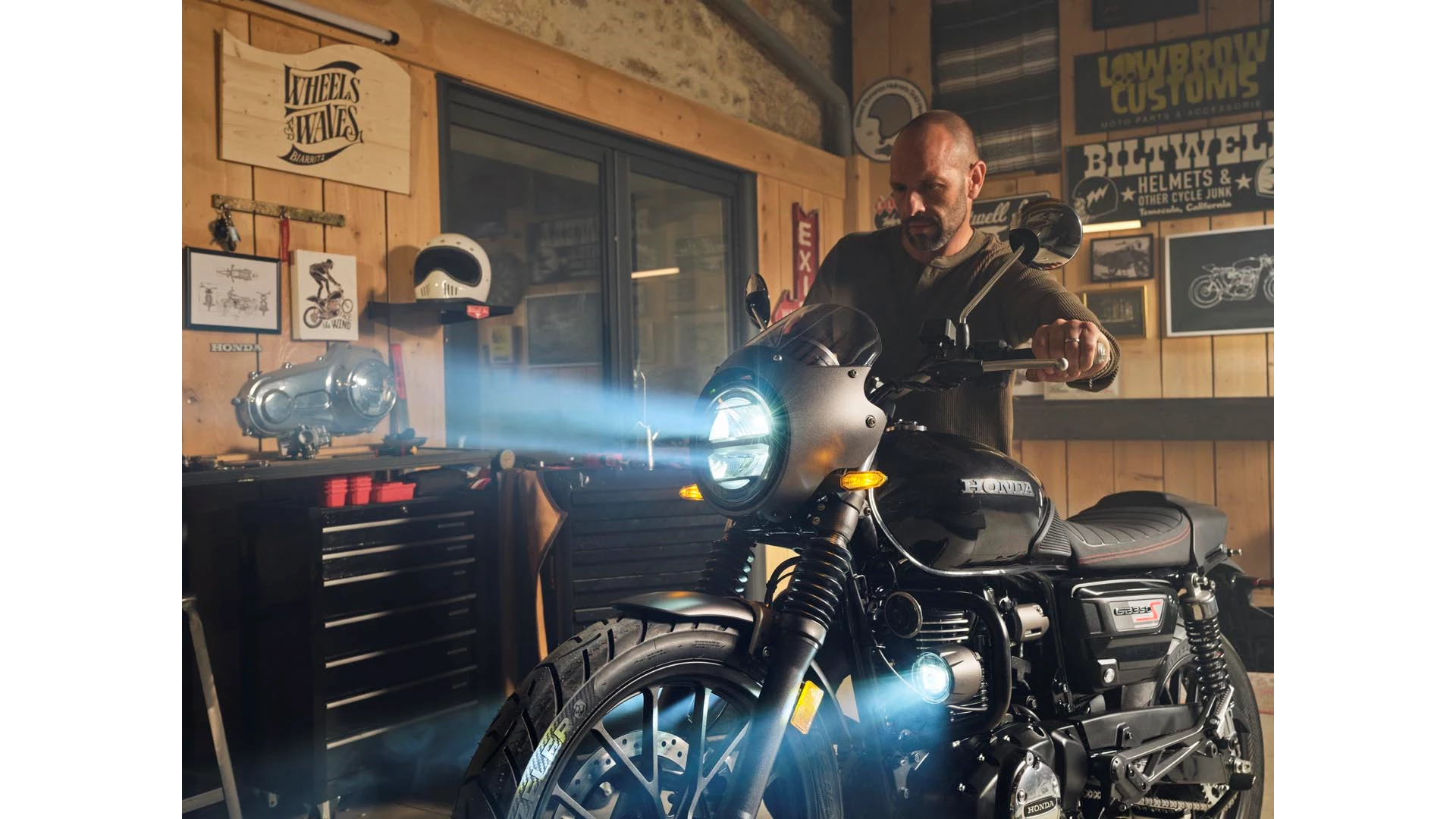 25YM GB350S Location Lifestyle 0695