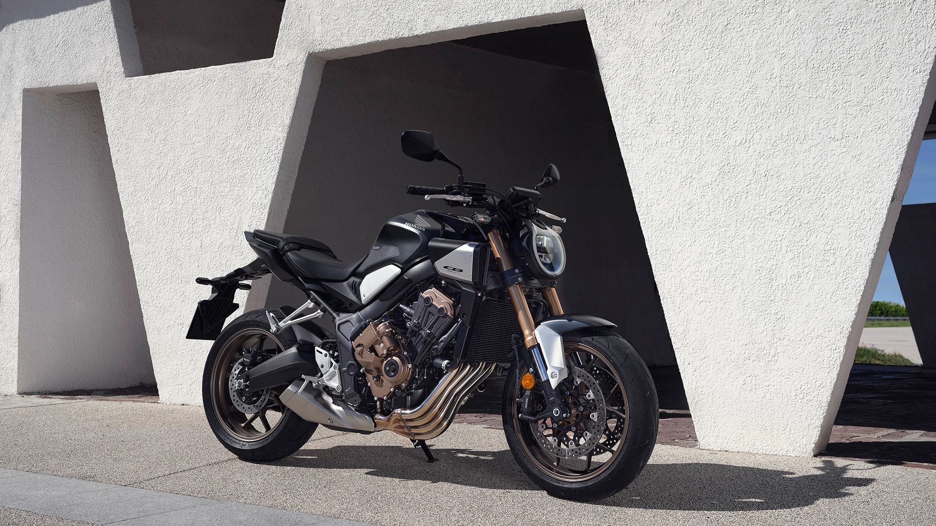 24YM CB650R EC LOCATION Static 01 0059