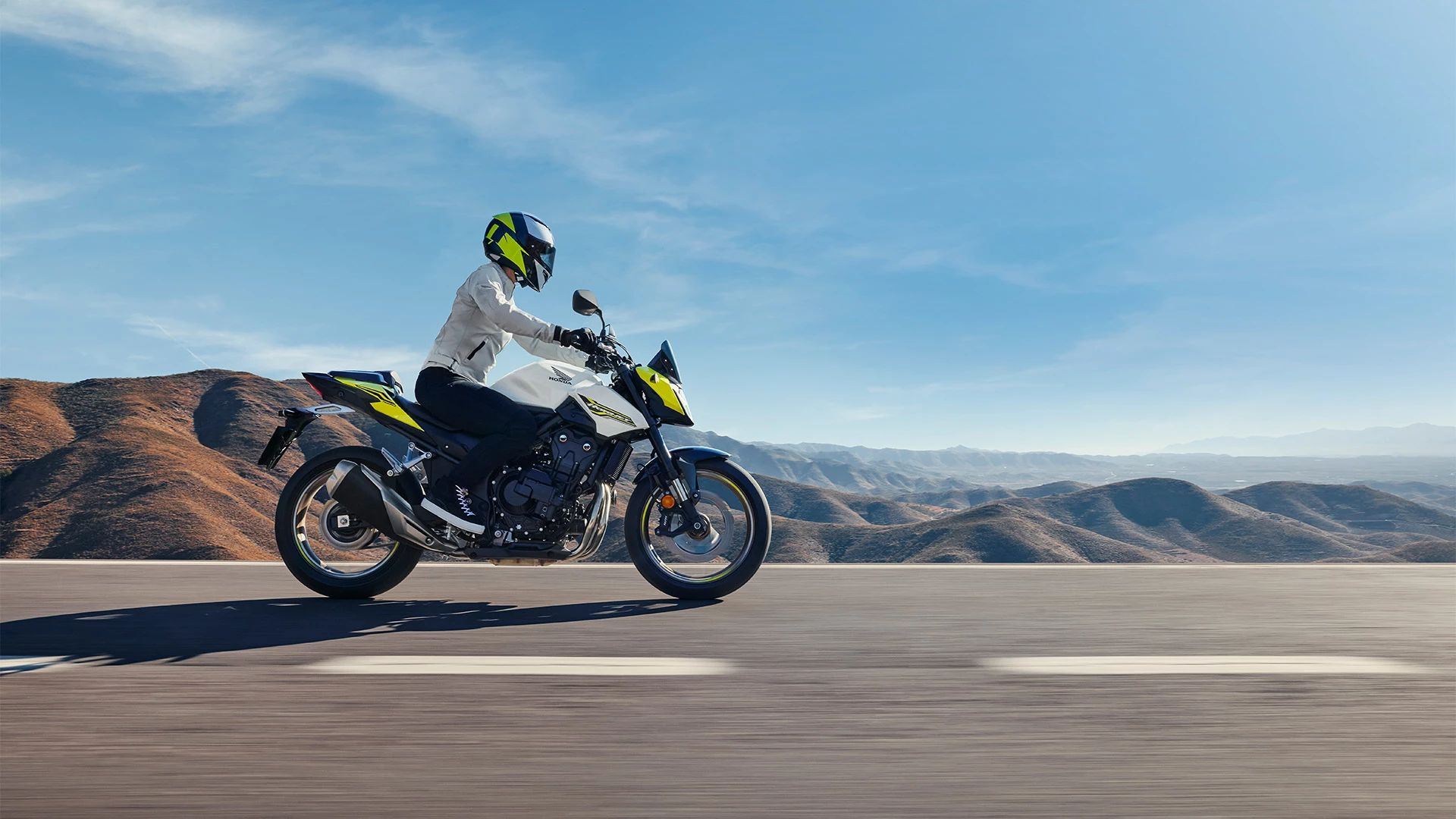 26YM CB500 Hornet Location Action 01.2 0272