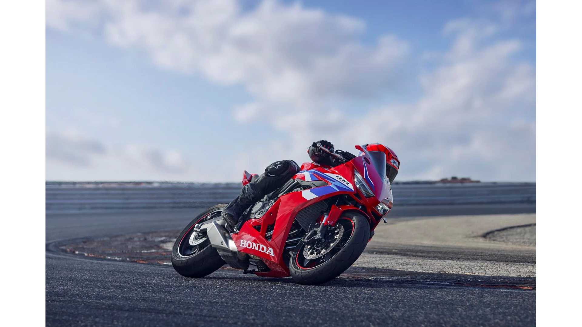 24YM CBR650R LOCATION Action 01 1593