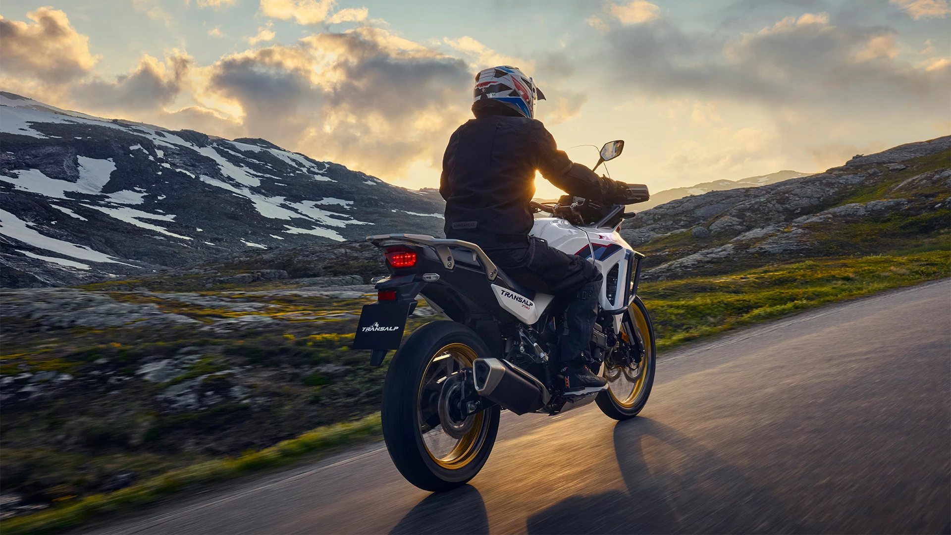 26YM XL750 Transalp Location Action 05 0243