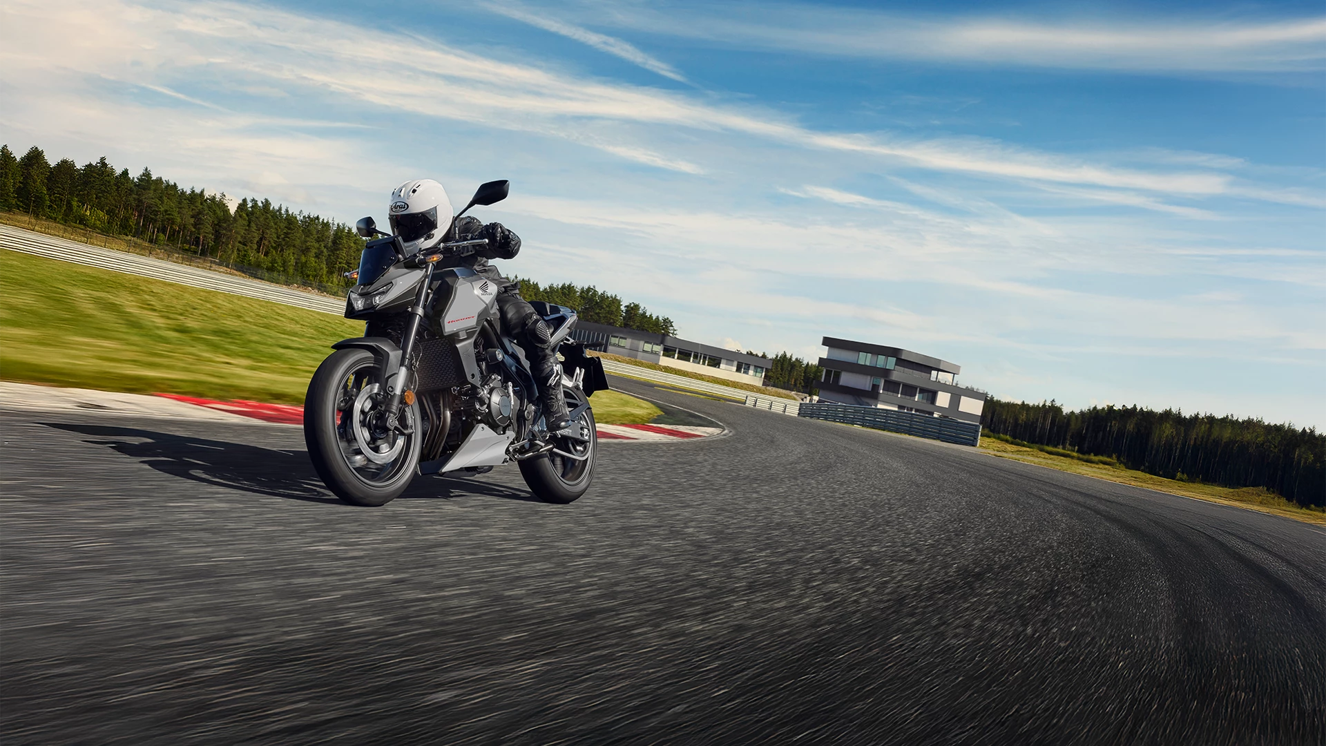 26YM CB750 Hornet Location Action 05 0432 WOLF SILVER