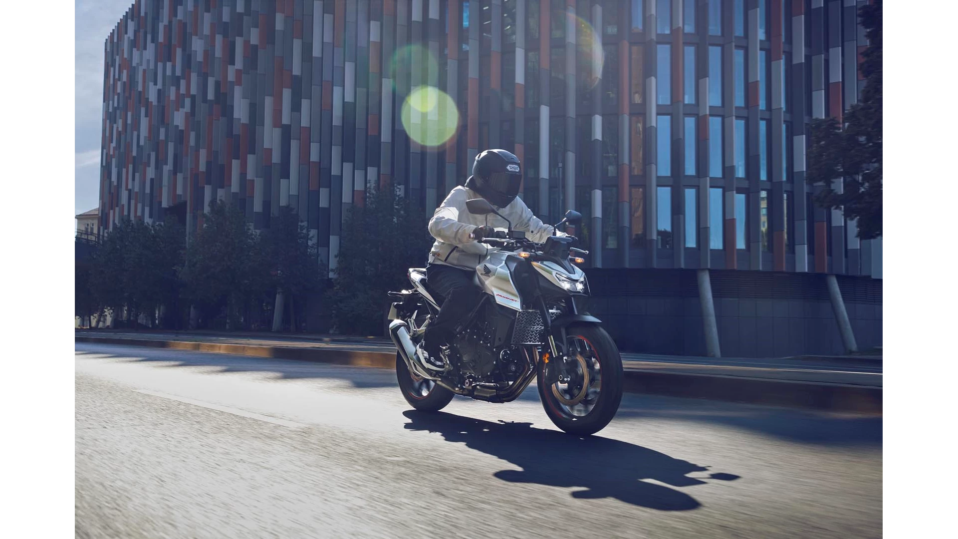 25YM CB750 Hornet Digital Silver Location Action 0202