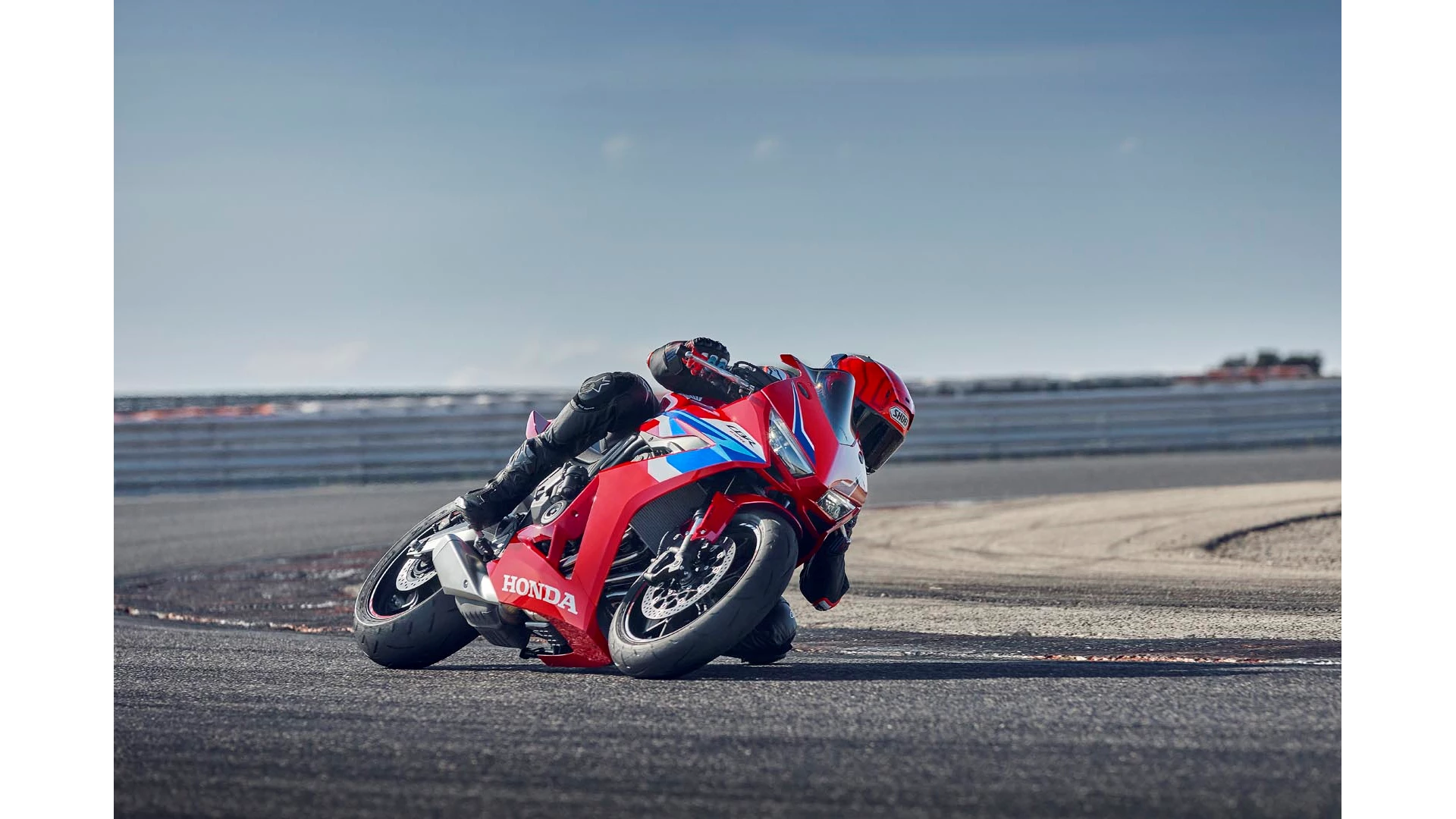 24YM CBR650R EC LOCATION Action 02 0814 V2