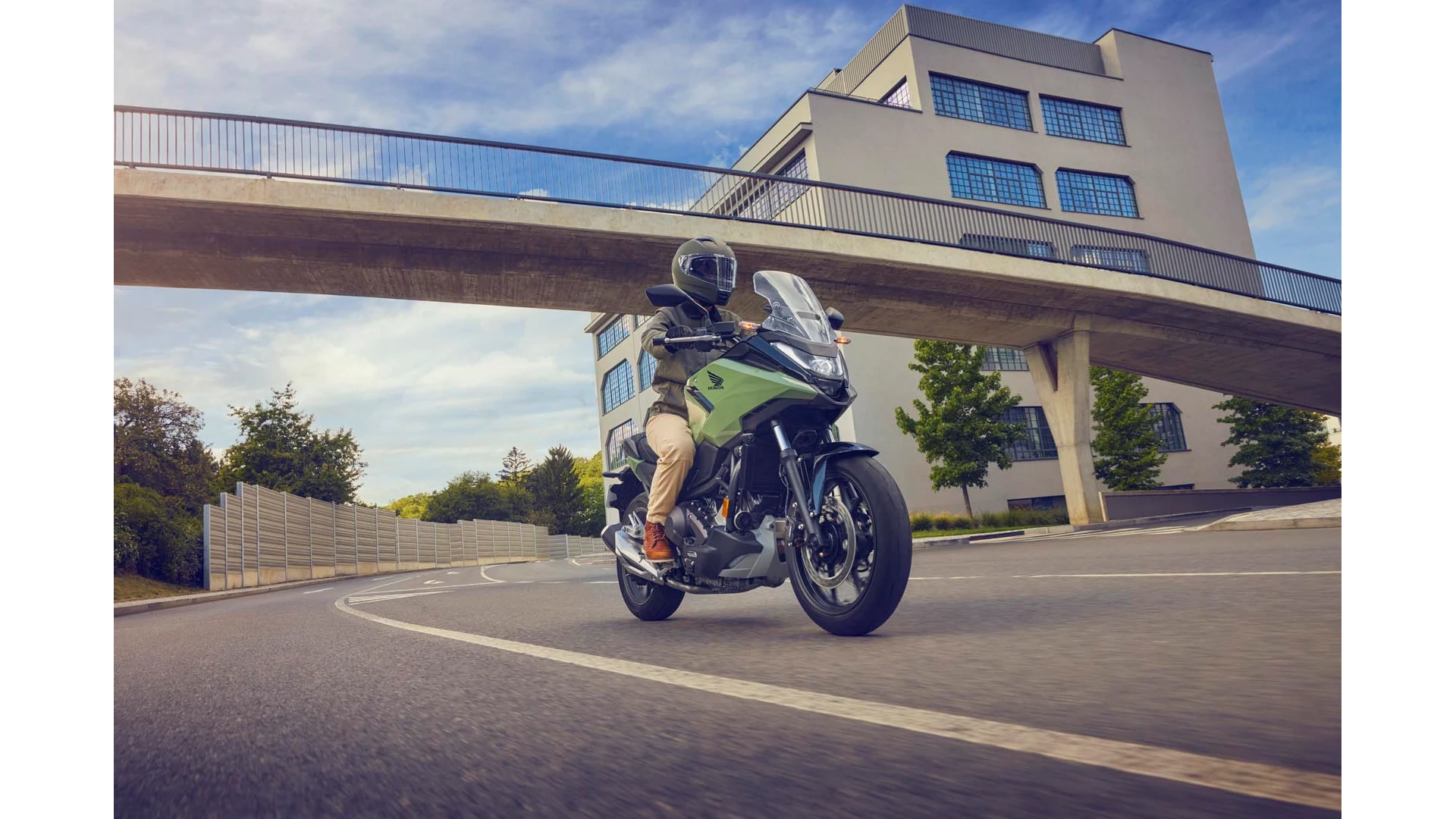 25YM NC750X Location Action 10