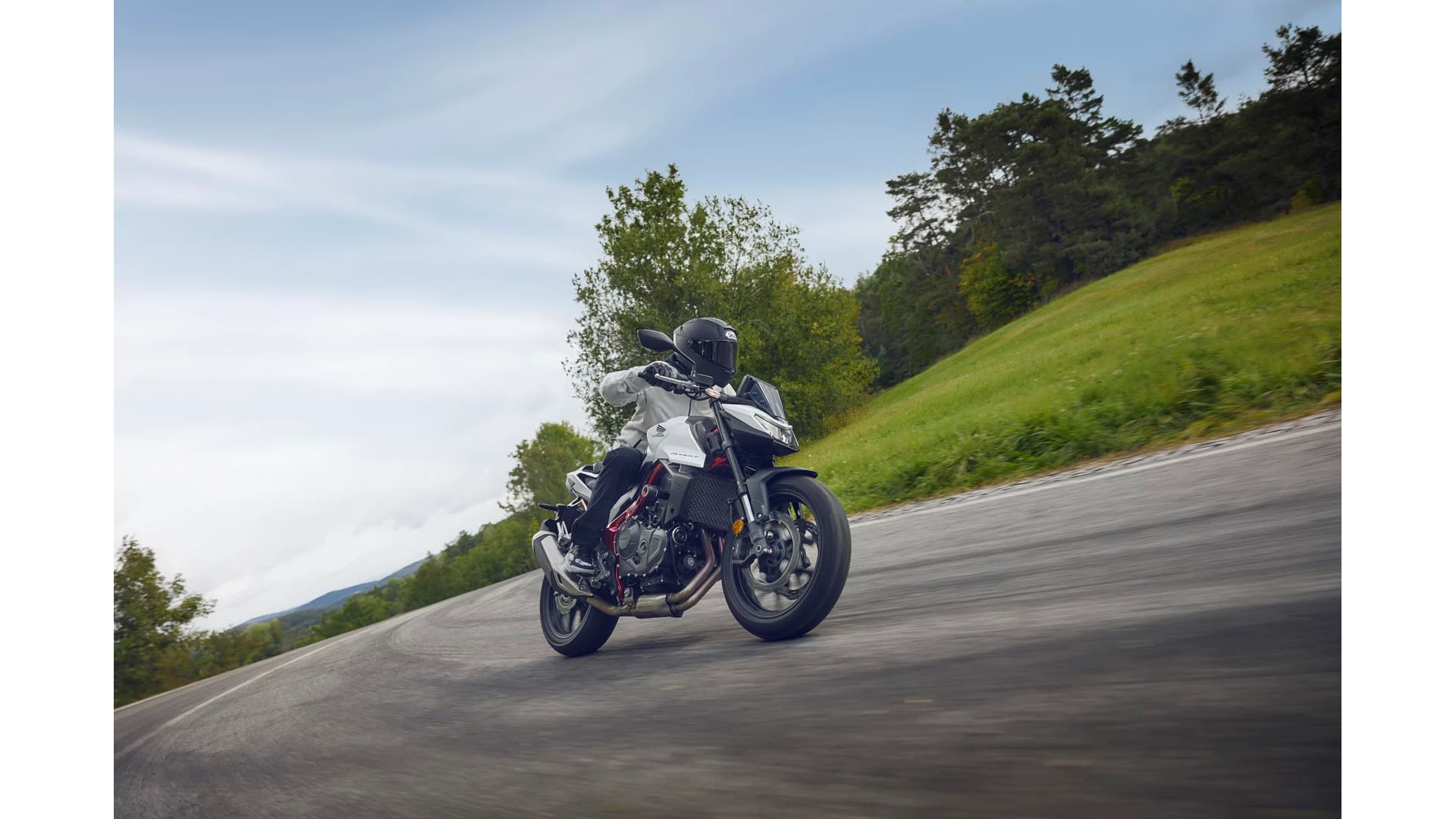 25YM CB750 Hornet Pearl Glare White Location Action 0057