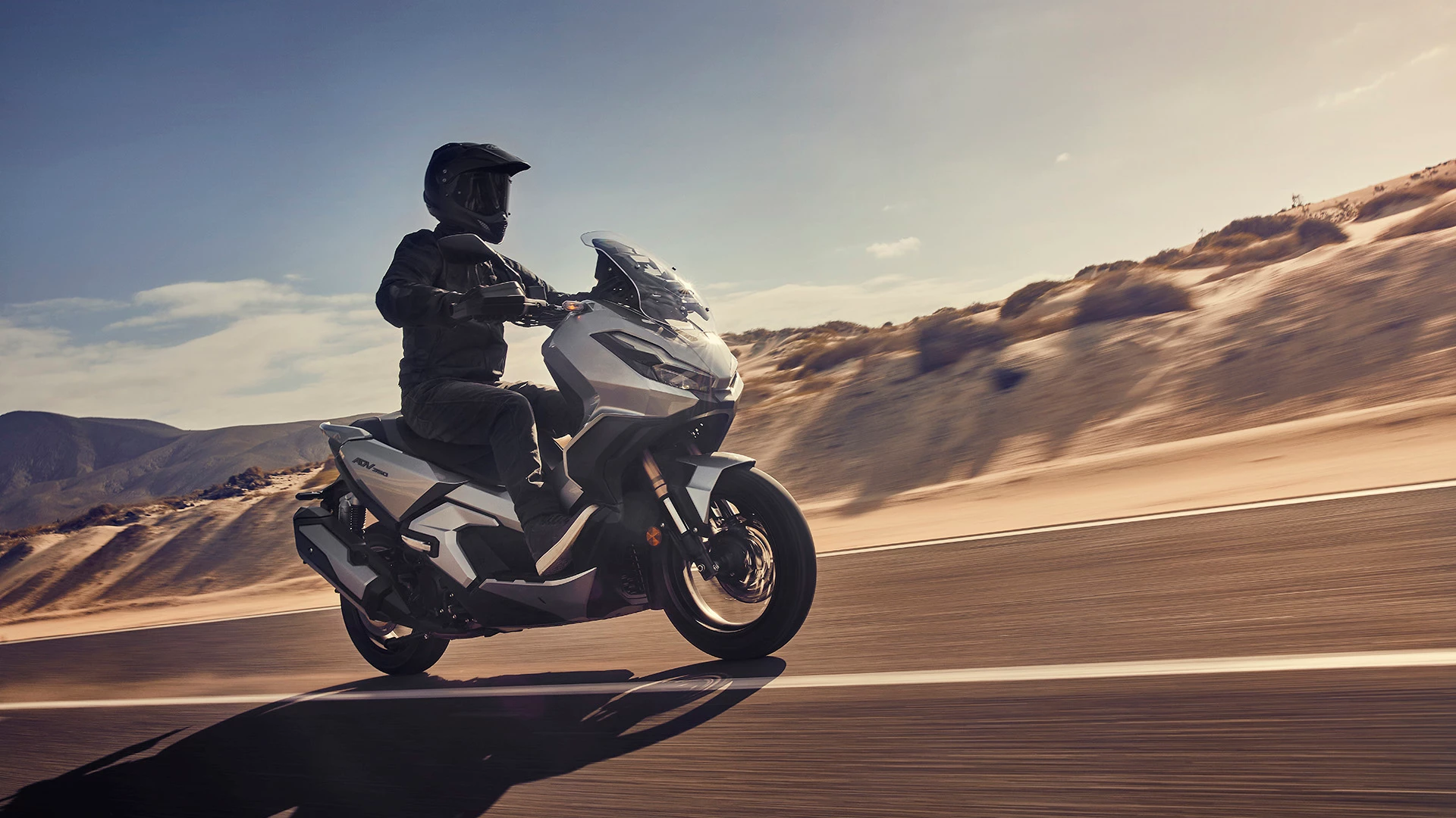 22YM ADV350 Location Action 0155