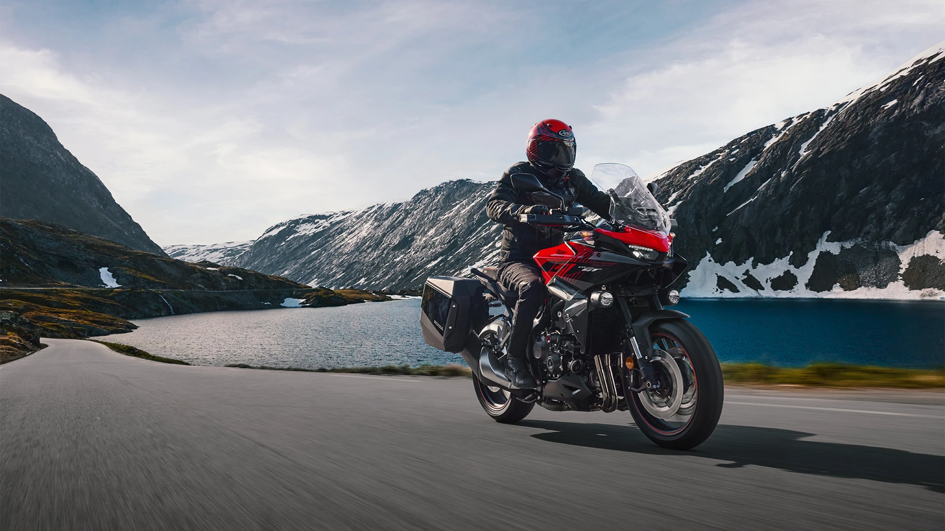 26YM CB1000GT LOCATION GRAND PRIX RED ACTION 01 0045