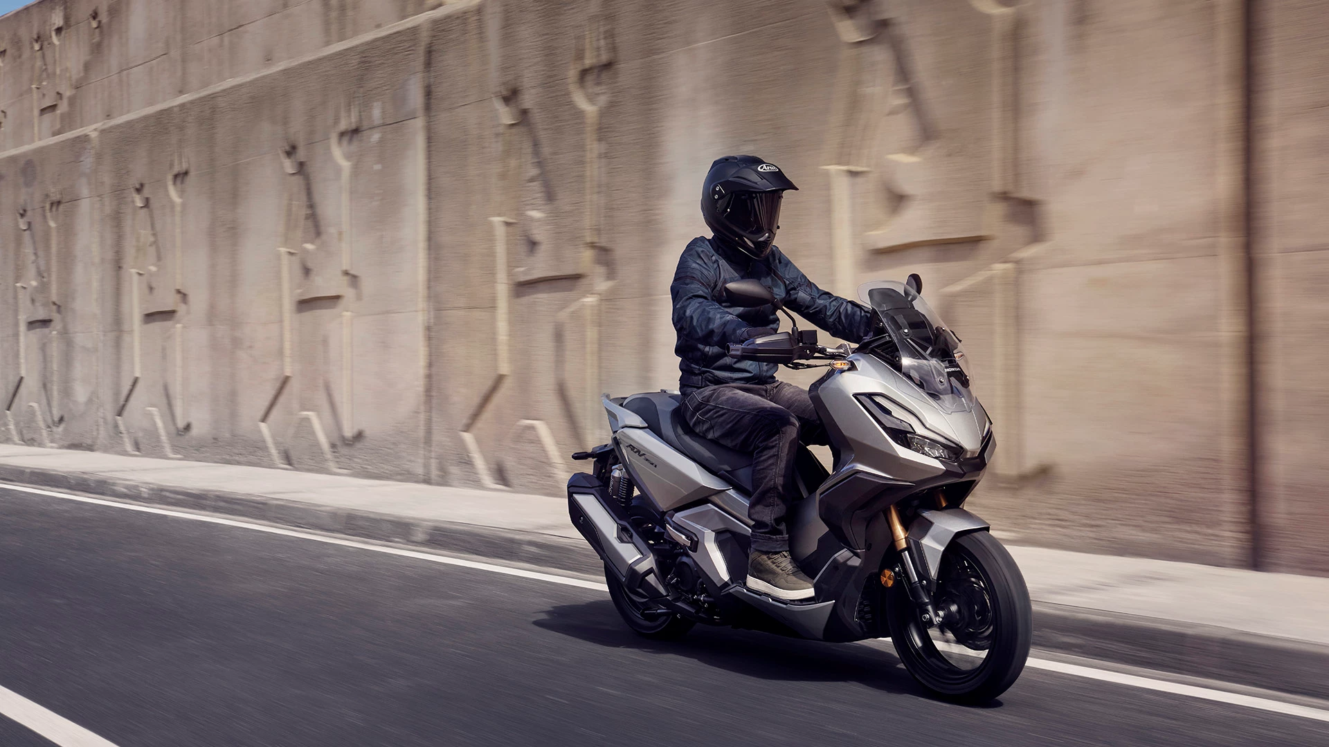 22YM ADV350 Location Action 0170