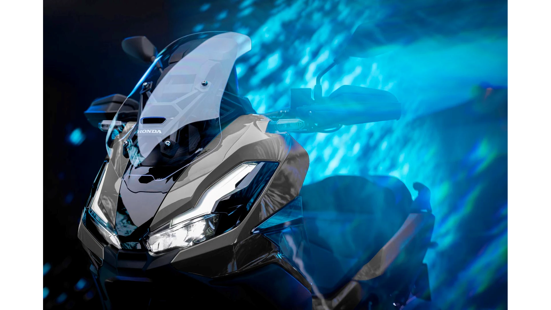 25YM ADV350 Location HYPER RED 013