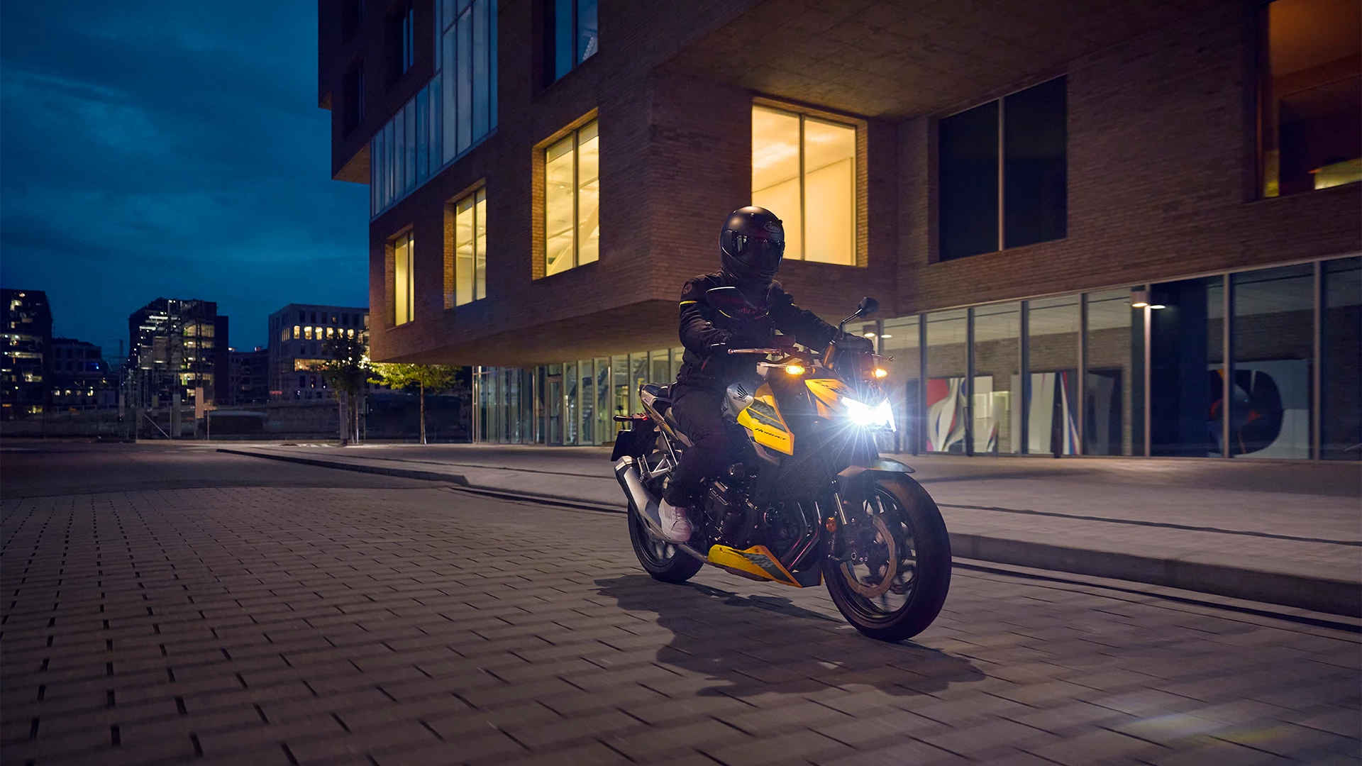 26YM CB750 Hornet Location Action 04 0139