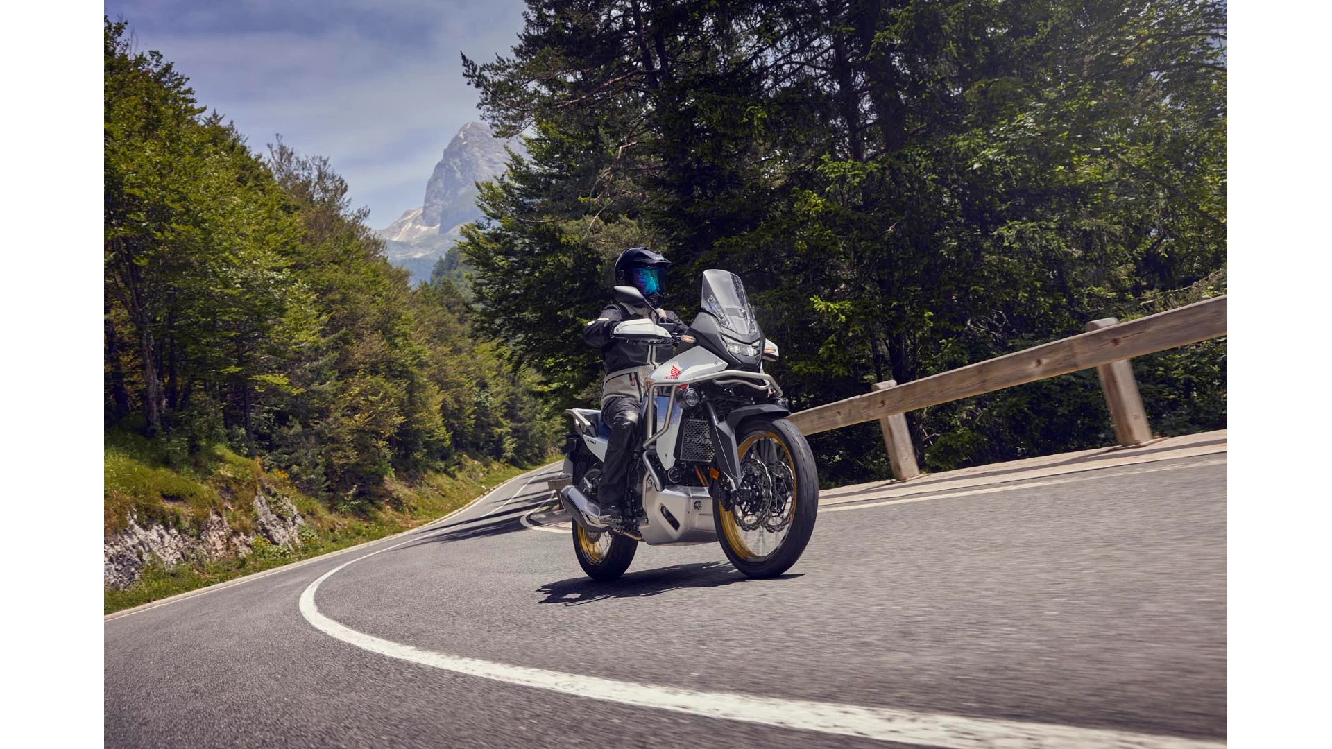 25YM Transalp White Location Action 03 0463