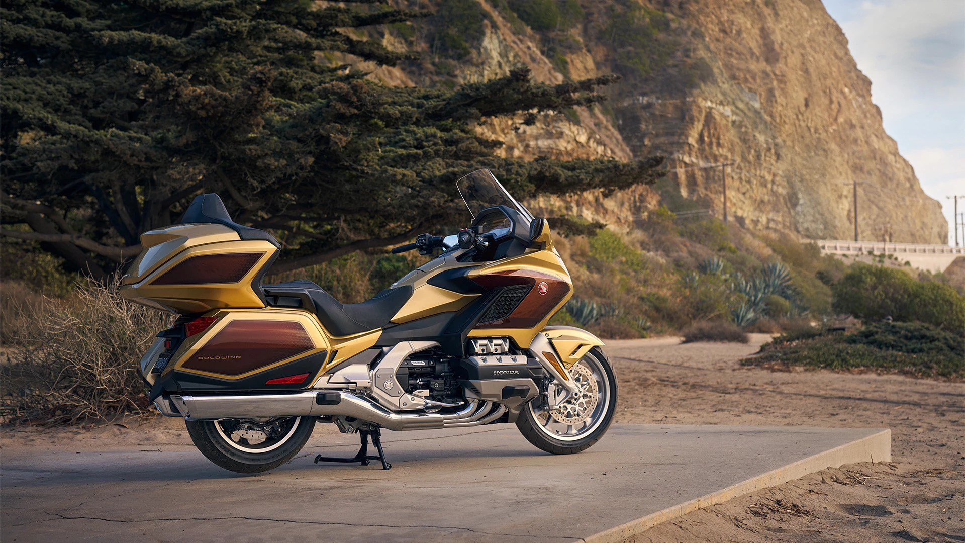 25YM GL1800 Gold Wing Tour Location Static 2739