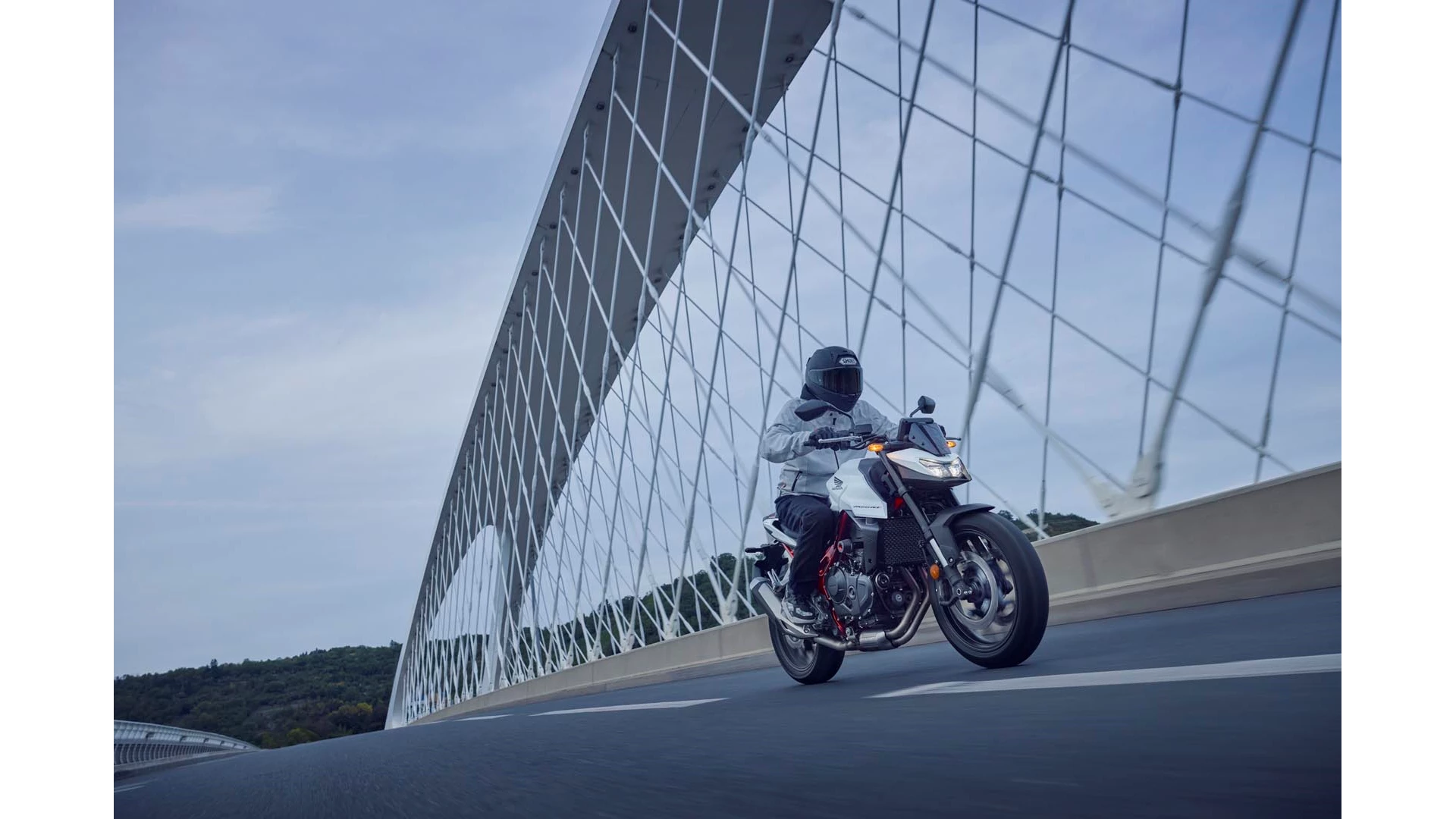 25YM CB750 Hornet Pearl Glare White Location Action 0108