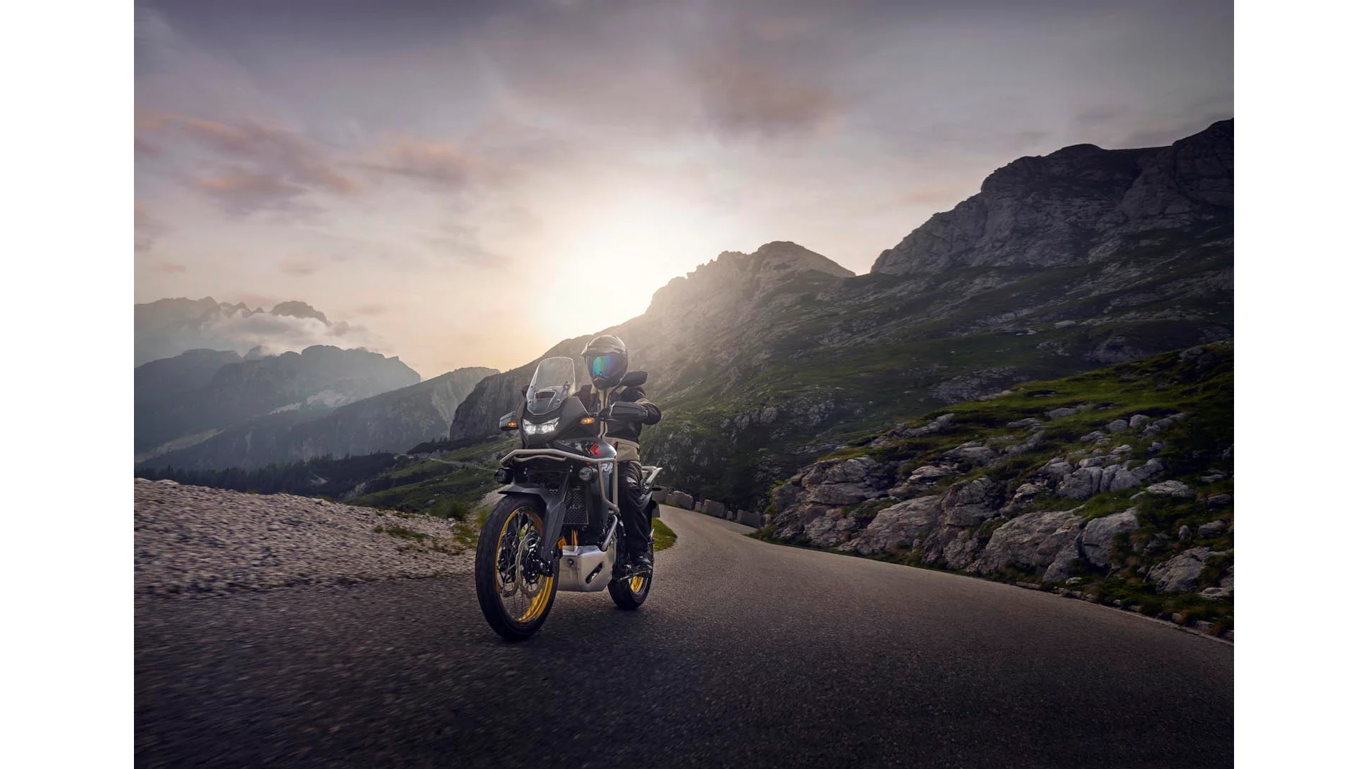 25YM Transalp Black Location Action 04 0566 KV