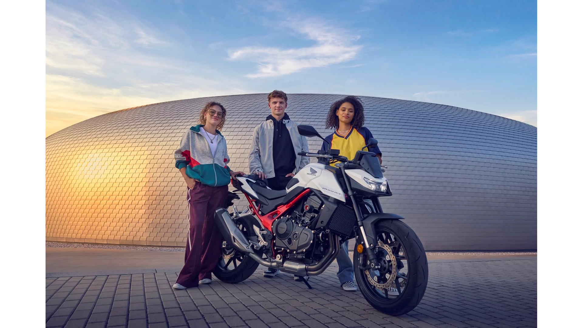 25YM CB750 Hornet Pearl Glare White Location Lifestyle 0038